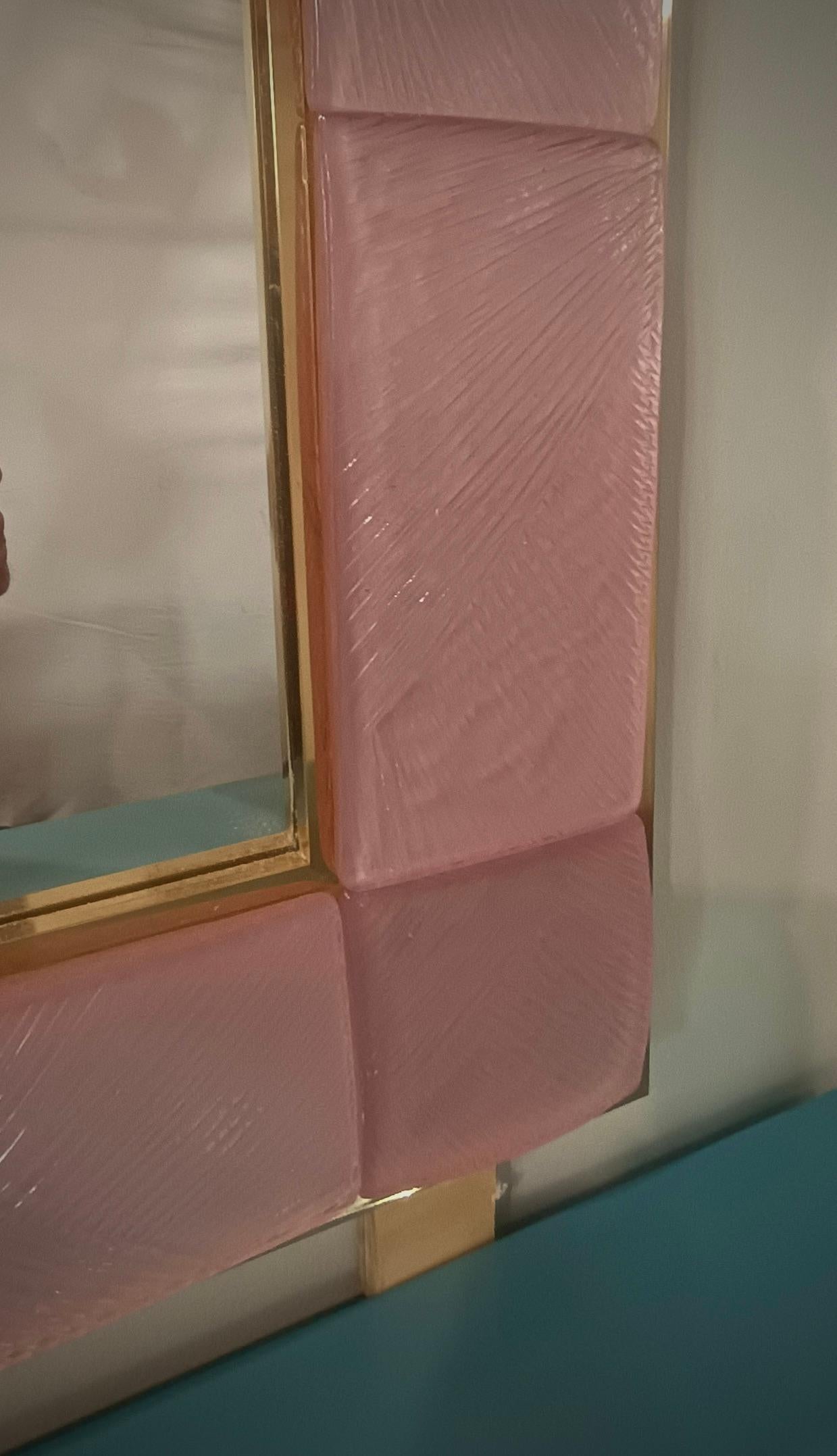 Italiano Specchio da parete con console in ottone e vetro artistico rosa di Murano, metà del secolo scorso, 2020 in vendita