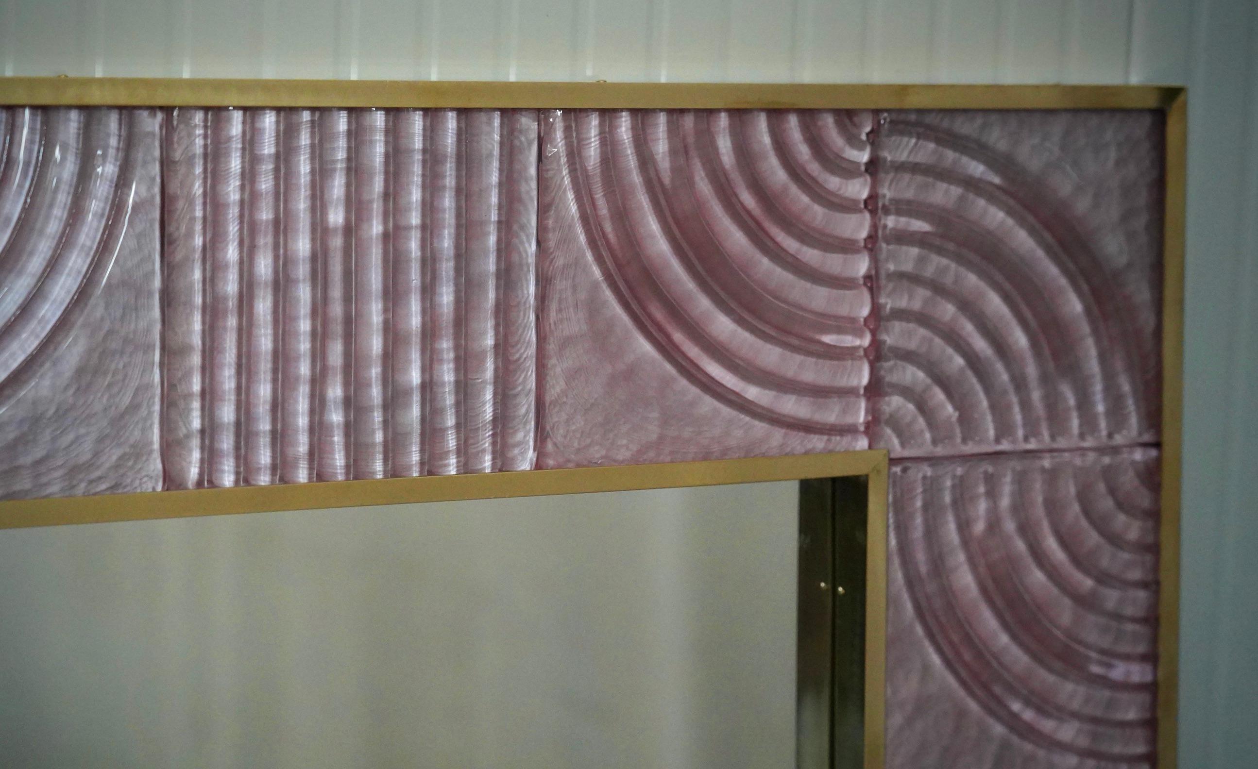 Miroir mural console italien du milieu du siècle, en verre d'art rose de Murano et laiton, 2020 Bon état - En vente à Rome, IT