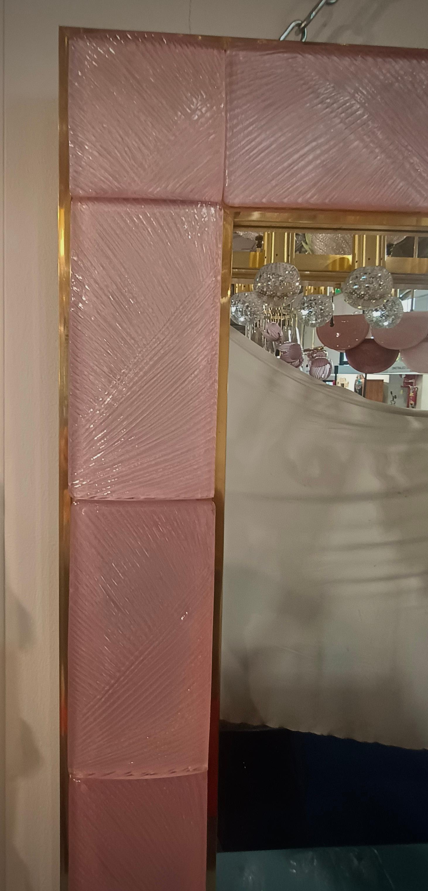 Specchio da parete con console in ottone e vetro artistico rosa di Murano, metà del secolo scorso, 2020 In condizioni buone in vendita a Rome, IT