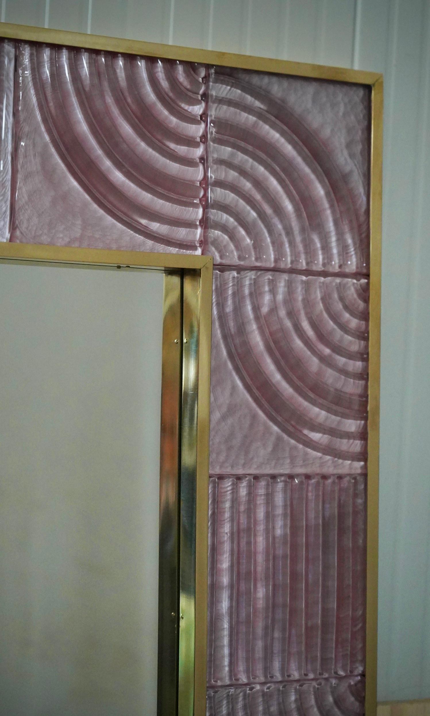 XXIe siècle et contemporain Miroir mural console italien du milieu du siècle, en verre d'art rose de Murano et laiton, 2020 en vente