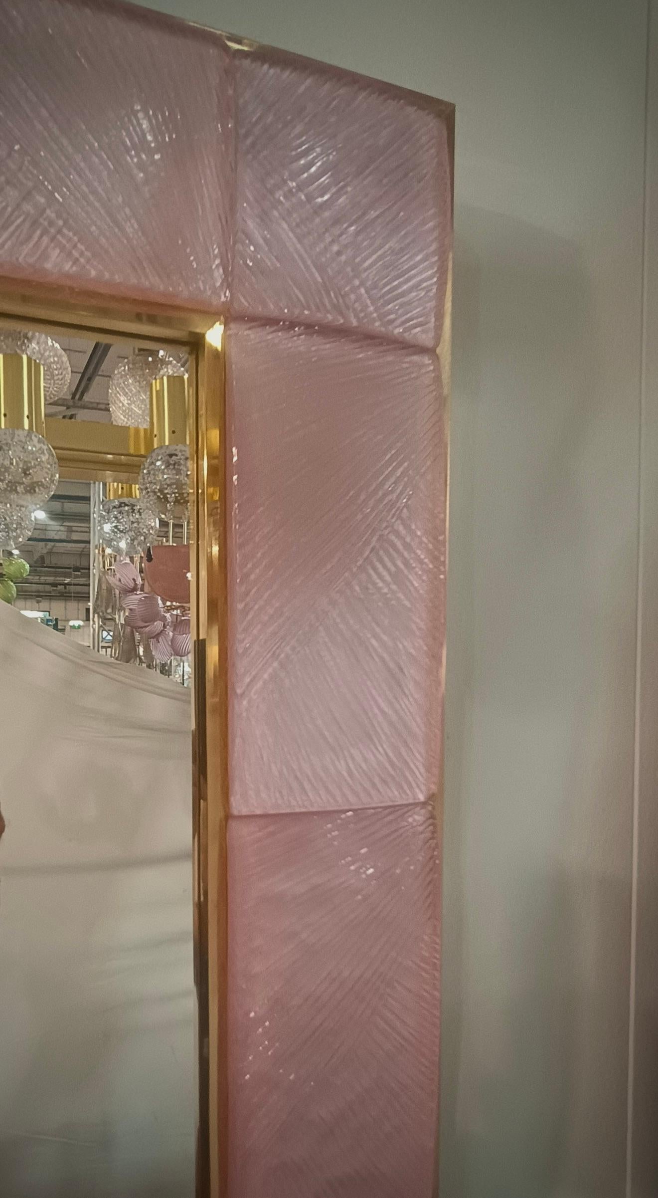 XXI secolo e contemporaneo Specchio da parete con console in ottone e vetro artistico rosa di Murano, metà del secolo scorso, 2020 in vendita