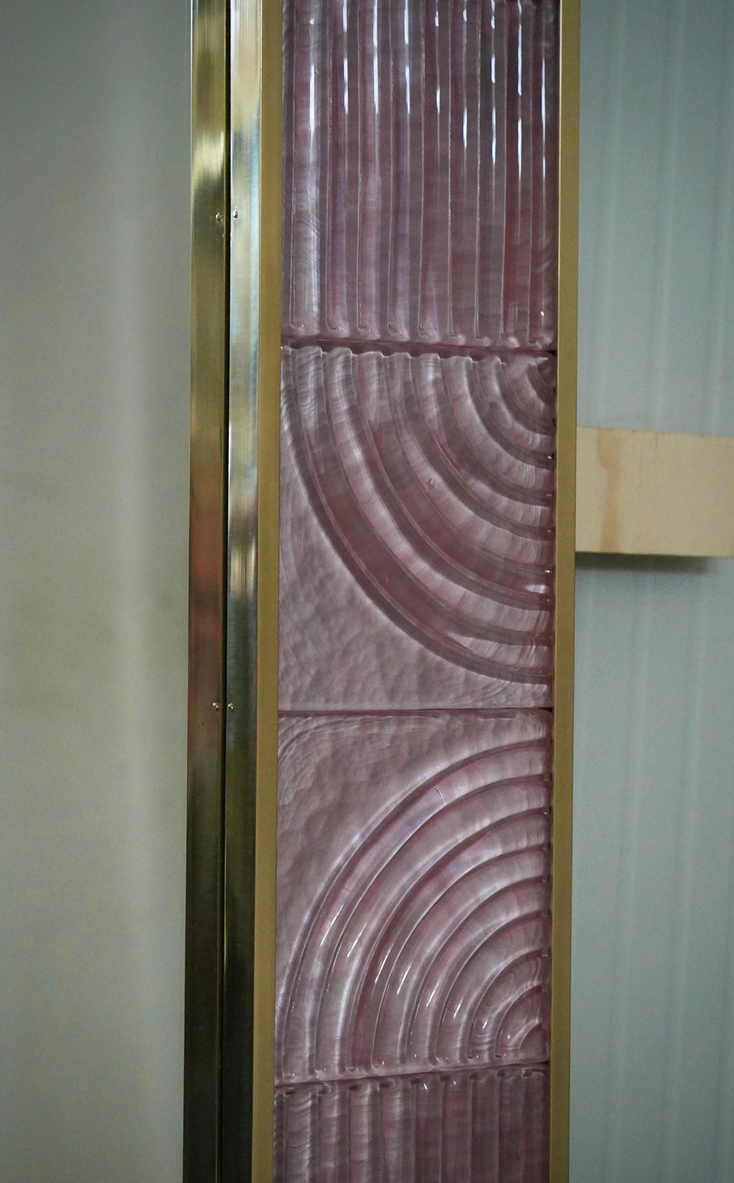 Laiton Miroir mural console italien du milieu du siècle, en verre d'art rose de Murano et laiton, 2020 en vente