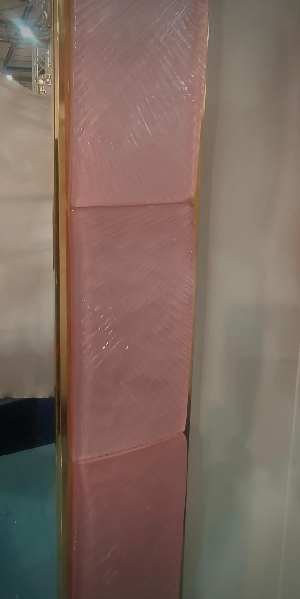 Ottone Specchio da parete con console in ottone e vetro artistico rosa di Murano, metà del secolo scorso, 2020 in vendita