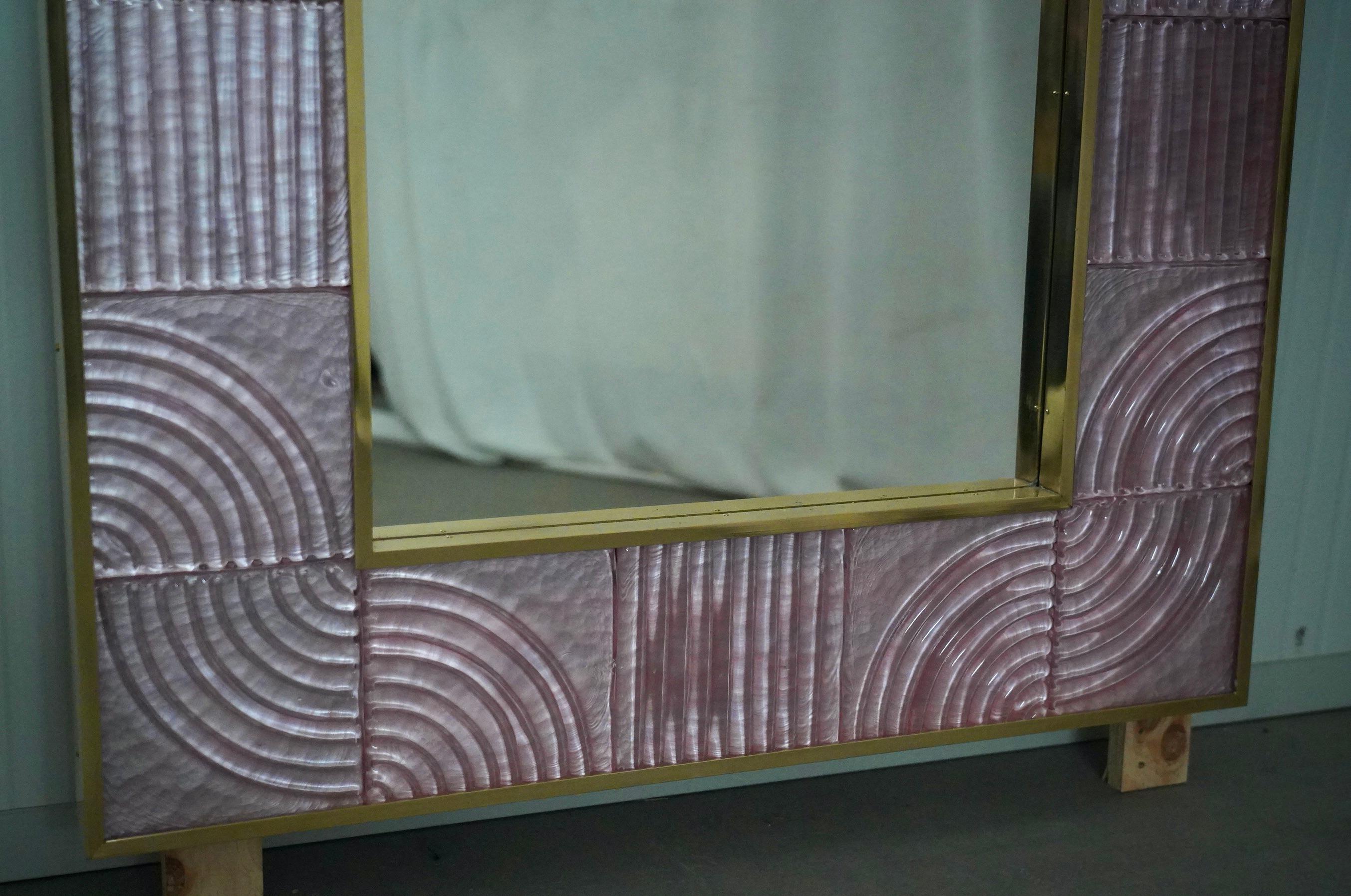 Miroir mural console italien du milieu du siècle, en verre d'art rose de Murano et laiton, 2020 en vente 1