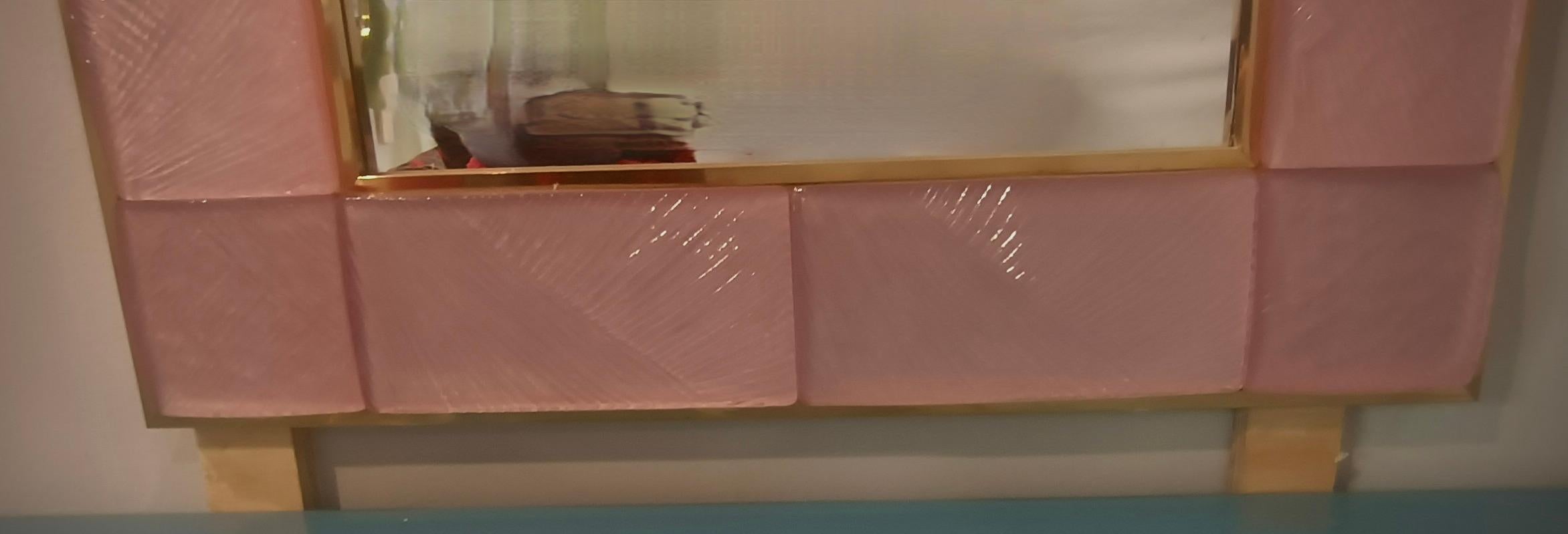 Specchio da parete con console in ottone e vetro artistico rosa di Murano, metà del secolo scorso, 2020 in vendita 1