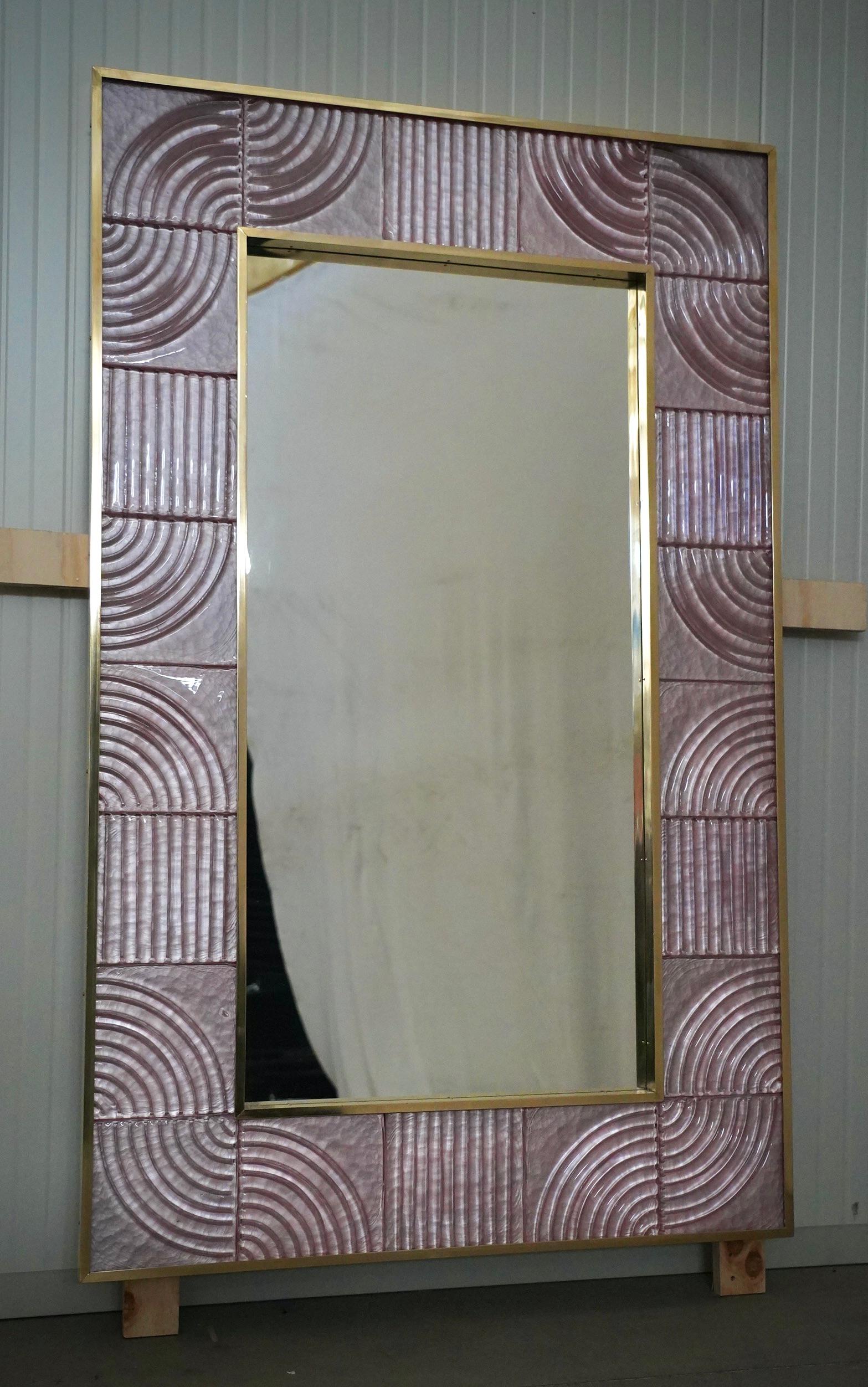 Miroir mural console italien du milieu du siècle, en verre d'art rose de Murano et laiton, 2020 en vente 2