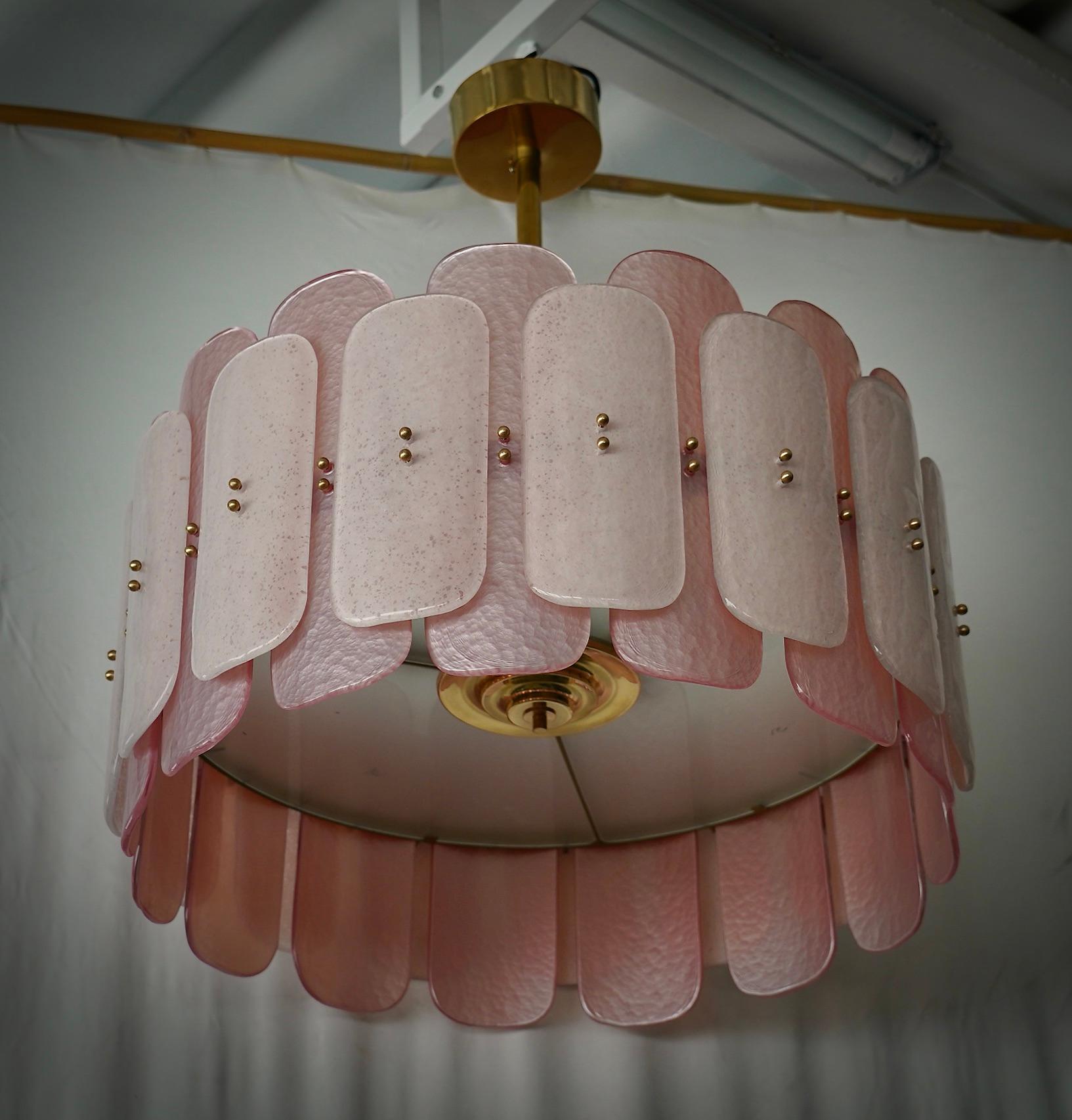 Fantastic round chandelier in Murano glass and polished brass. Note the shape of the pink Murano glass tiles, very beautiful and particular. Simple but very elegant linear Murano chandelier.

Murano chandelier in artistic glass and brass. Made up of