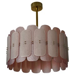 Lampadario rotondo di metà secolo in vetro artistico rosa di Murano e ottone e pendenti, 2020