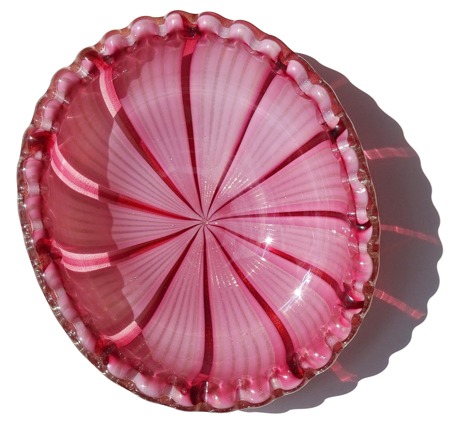 Precioso cuenco decorativo vintage de cristal artístico italiano de Murano soplado a mano, de color rosa, con aventurina y motas doradas. El cuenco tiene forma ovalada y está hecho con grandes cintas rosas 