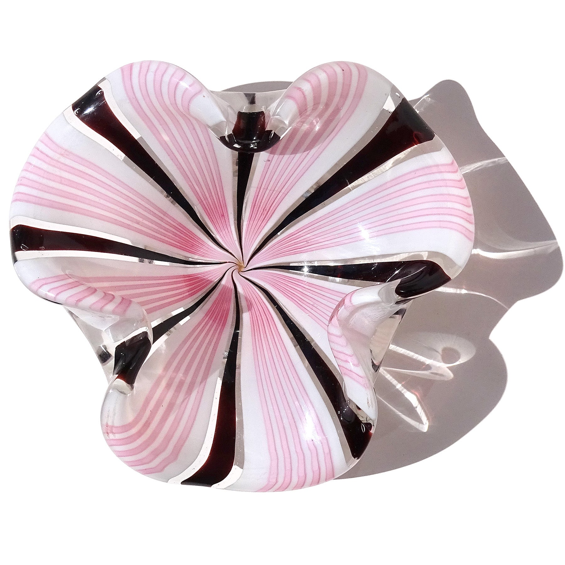 Bellissima ciotola decorativa vintage di Murano soffiata a mano con nastri neri e rosa su vetro artistico italiano bianco con bordo ripiegato. Creato alla maniera del designer Dino Martens per Aureliano Toso e l'azienda Fratelli Toso. La ciotola