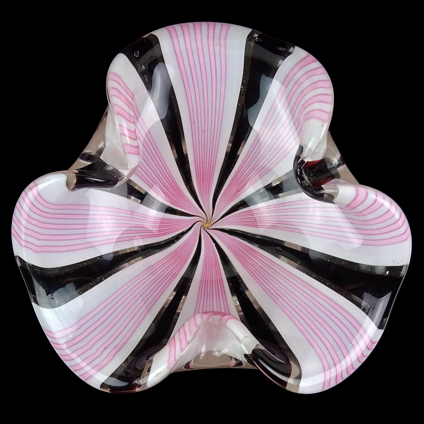 Mid-Century Modern Murano Pink Black White Alternating Ribbons Italian Art Glass Decorative Bowl (bol décoratif en verre d'art italien) en vente