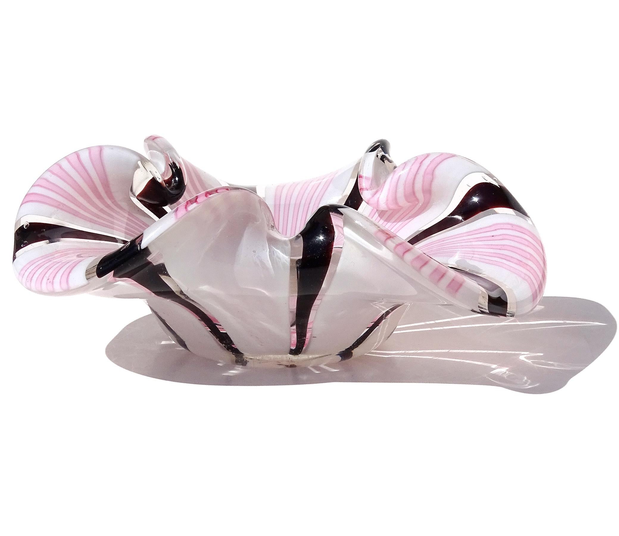 20ième siècle Murano Pink Black White Alternating Ribbons Italian Art Glass Decorative Bowl (bol décoratif en verre d'art italien) en vente