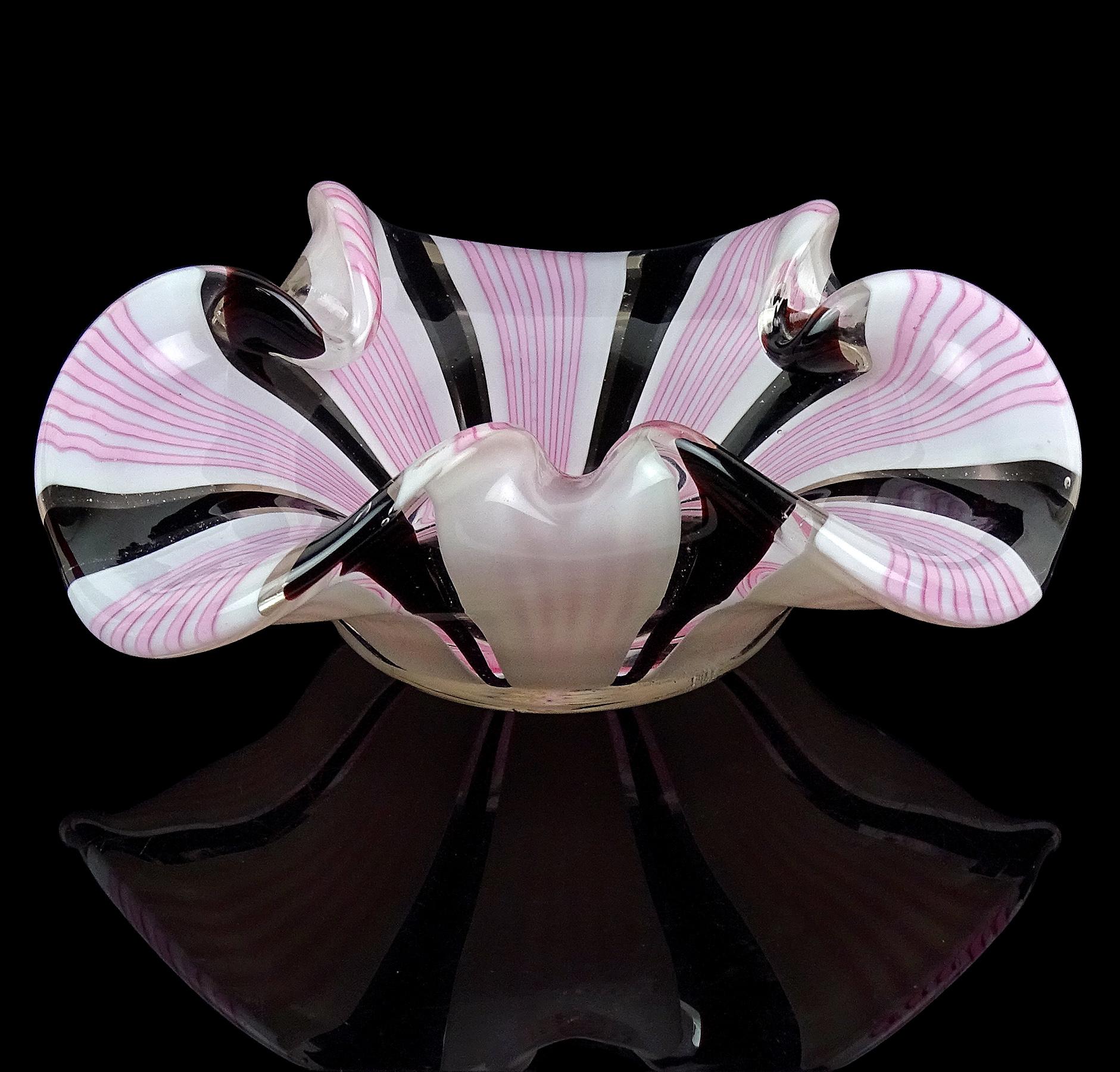 Verre Murano Pink Black White Alternating Ribbons Italian Art Glass Decorative Bowl (bol décoratif en verre d'art italien) en vente