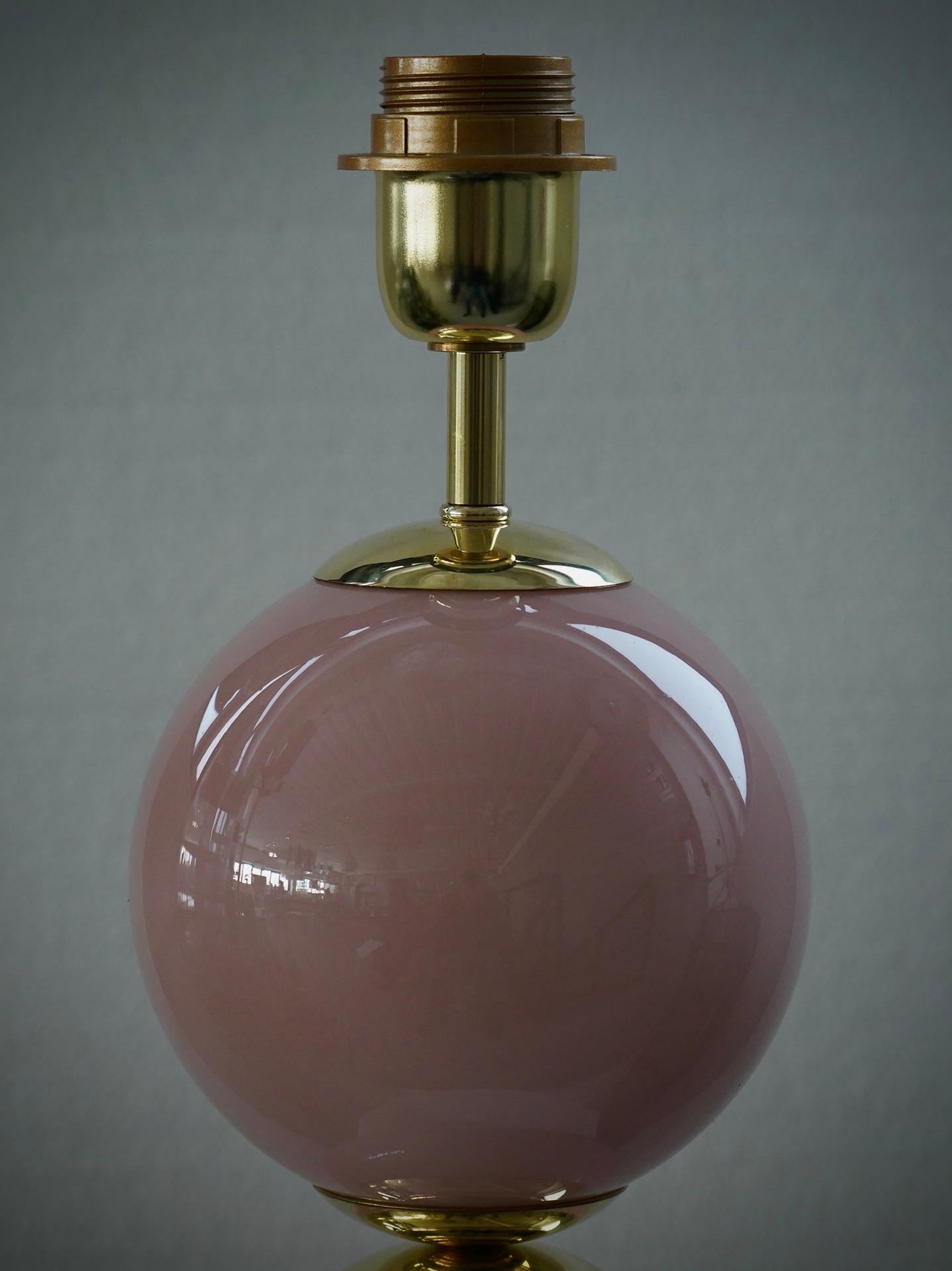 Mid-Century Modern Lampes de table du milieu du siècle en verre soufflé rose et laiton de Murano, 2020. en vente