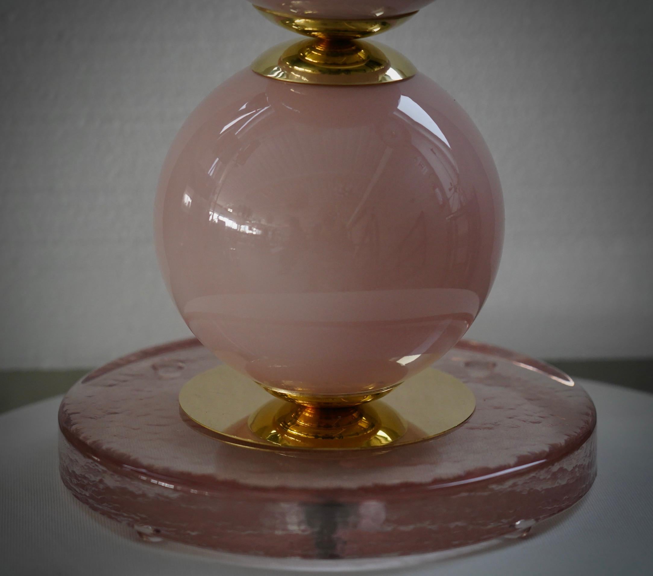 italien Lampes de table du milieu du siècle en verre soufflé rose et laiton de Murano, 2020. en vente