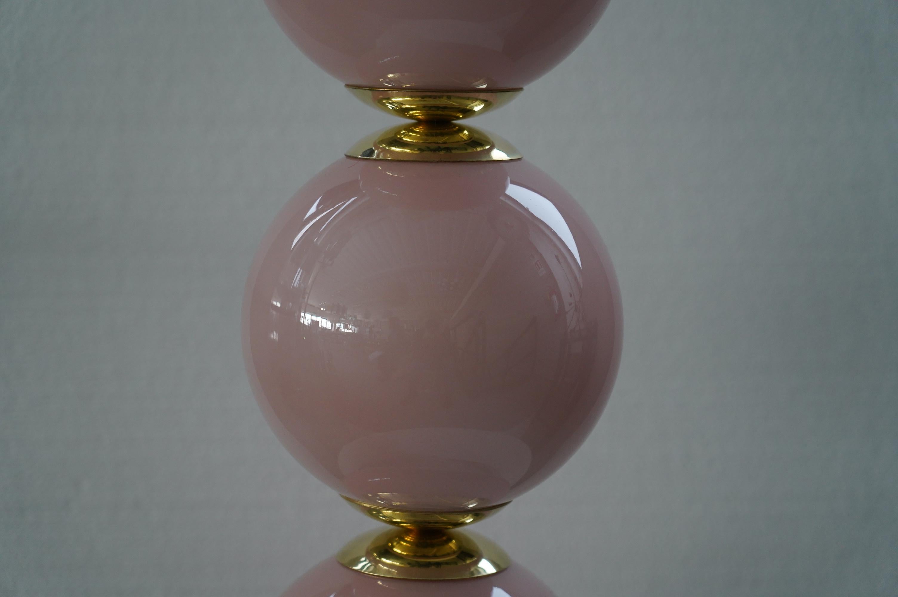 XXIe siècle et contemporain Lampes de table du milieu du siècle en verre soufflé rose et laiton de Murano, 2020. en vente