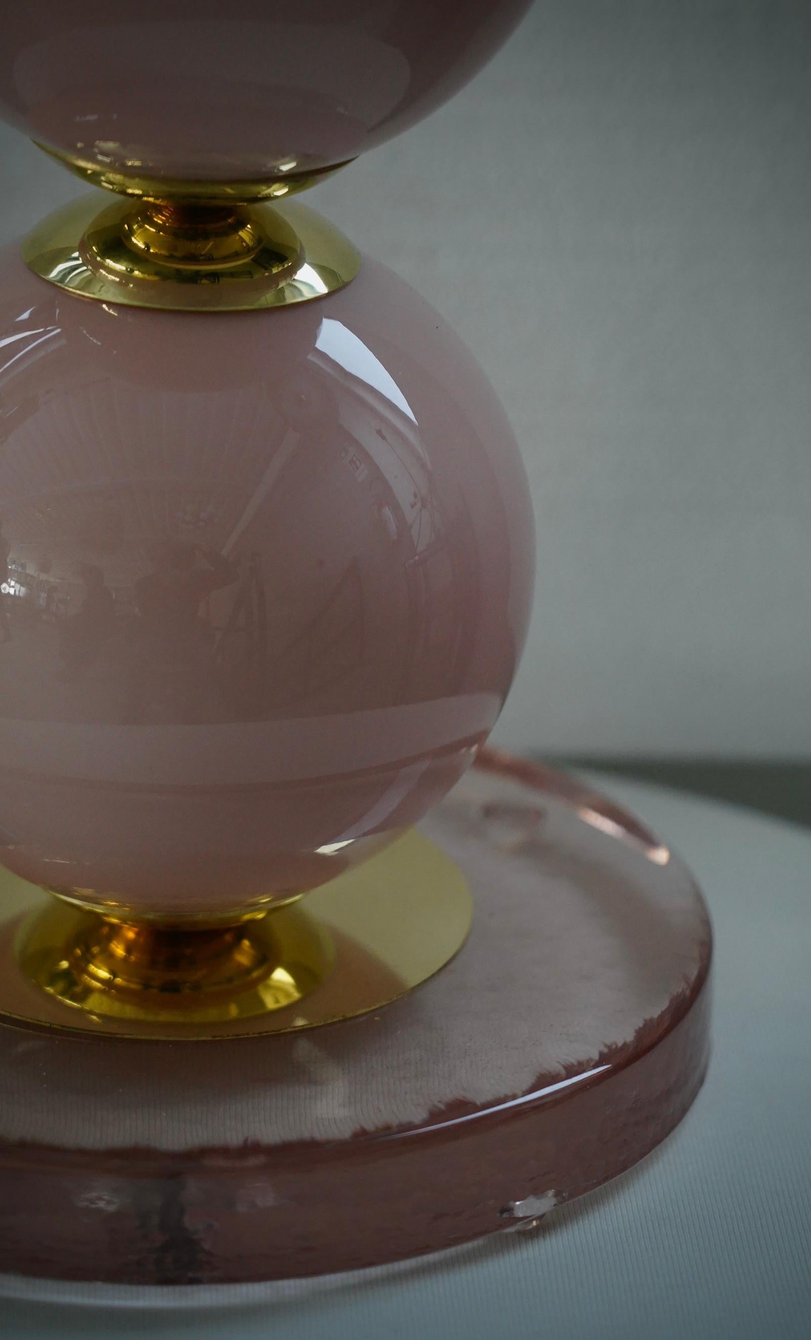 Laiton Lampes de table du milieu du siècle en verre soufflé rose et laiton de Murano, 2020. en vente