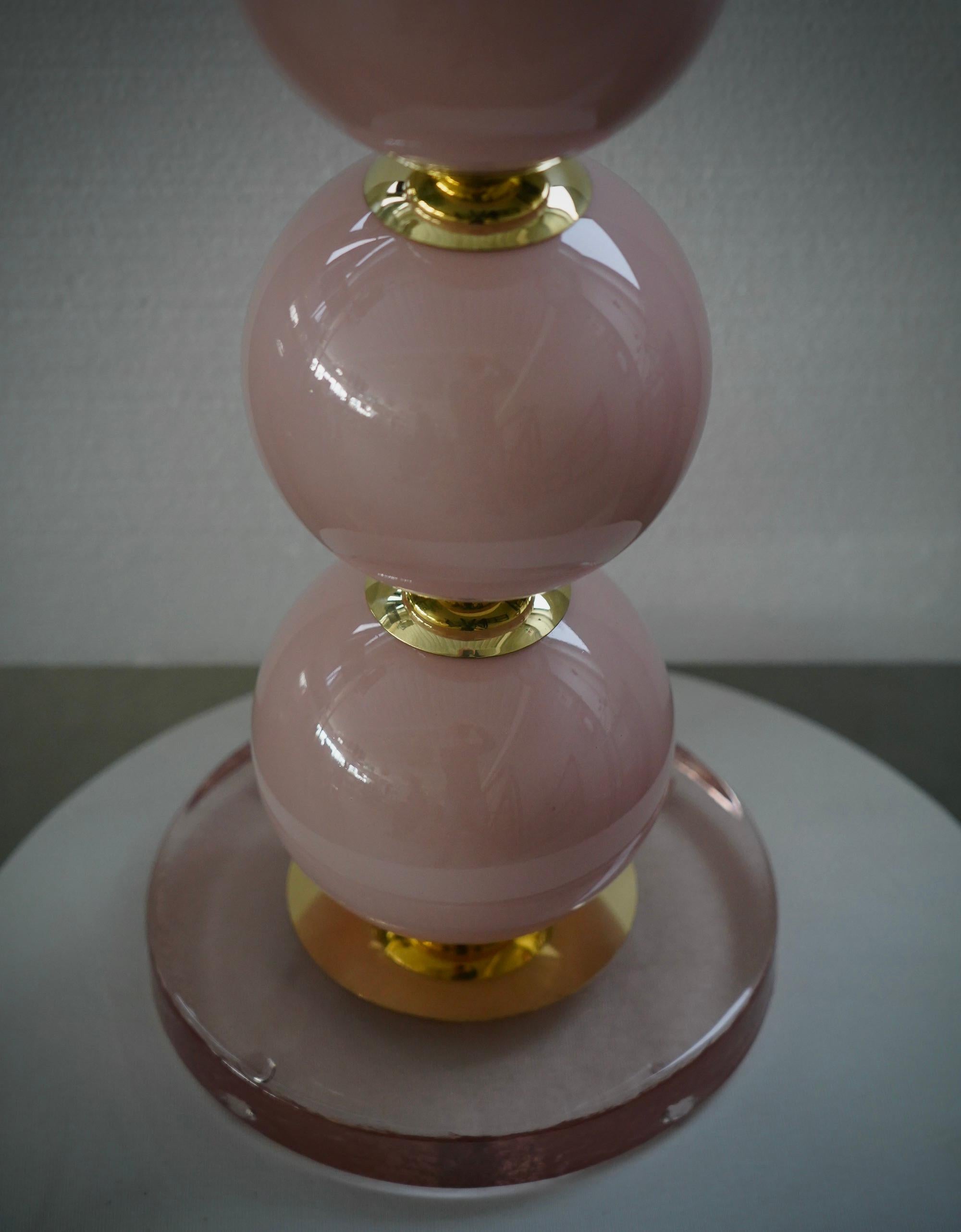 Lampes de table du milieu du siècle en verre soufflé rose et laiton de Murano, 2020. en vente 1