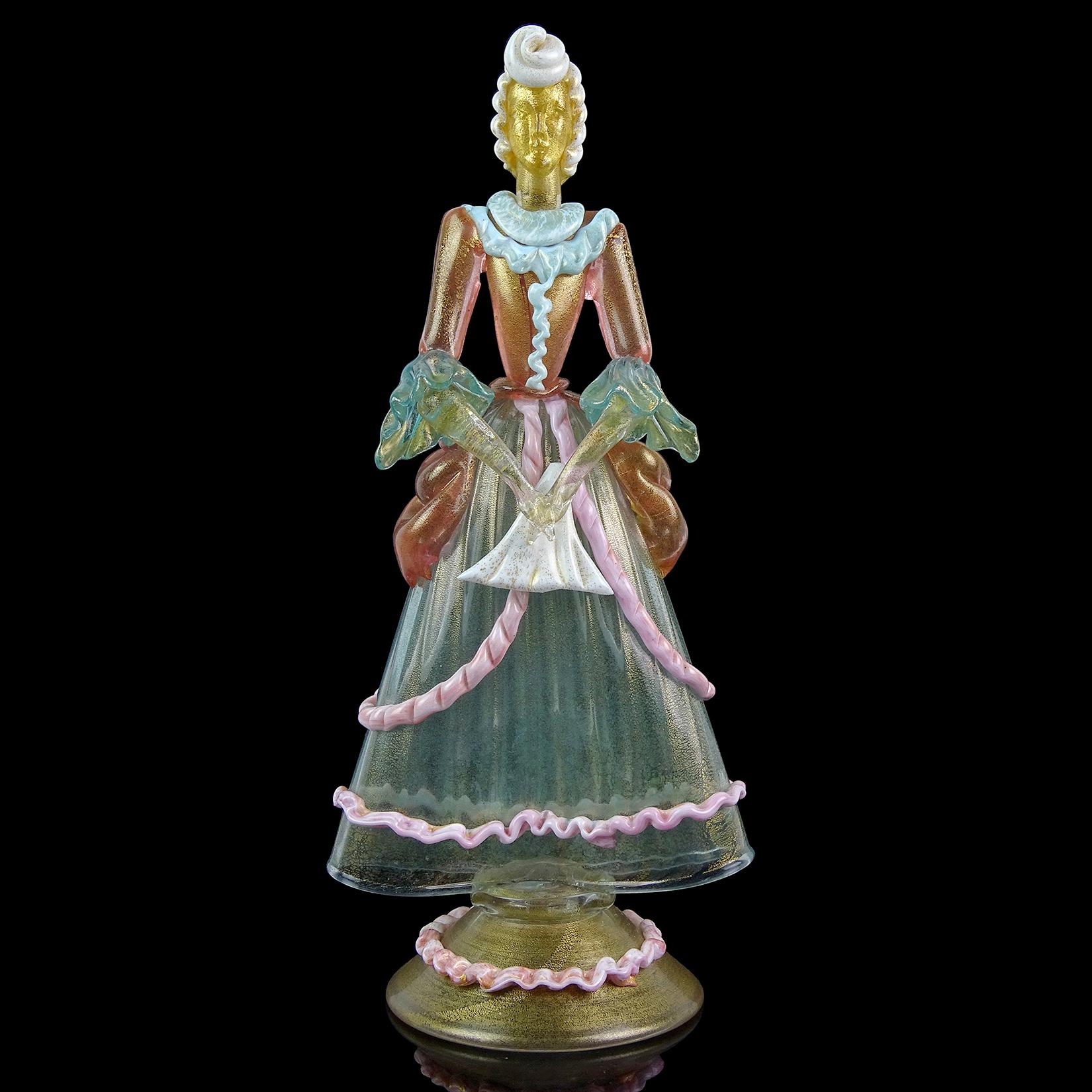 Magnifique grande sculpture de femme victorienne en verre d'art italien soufflé à la main de Murano, de couleur transparente aqua, rose, bleu ciel, blanc et paillettes d'or. En commençant par le haut, elle a une grande coiffure de chignon blanc