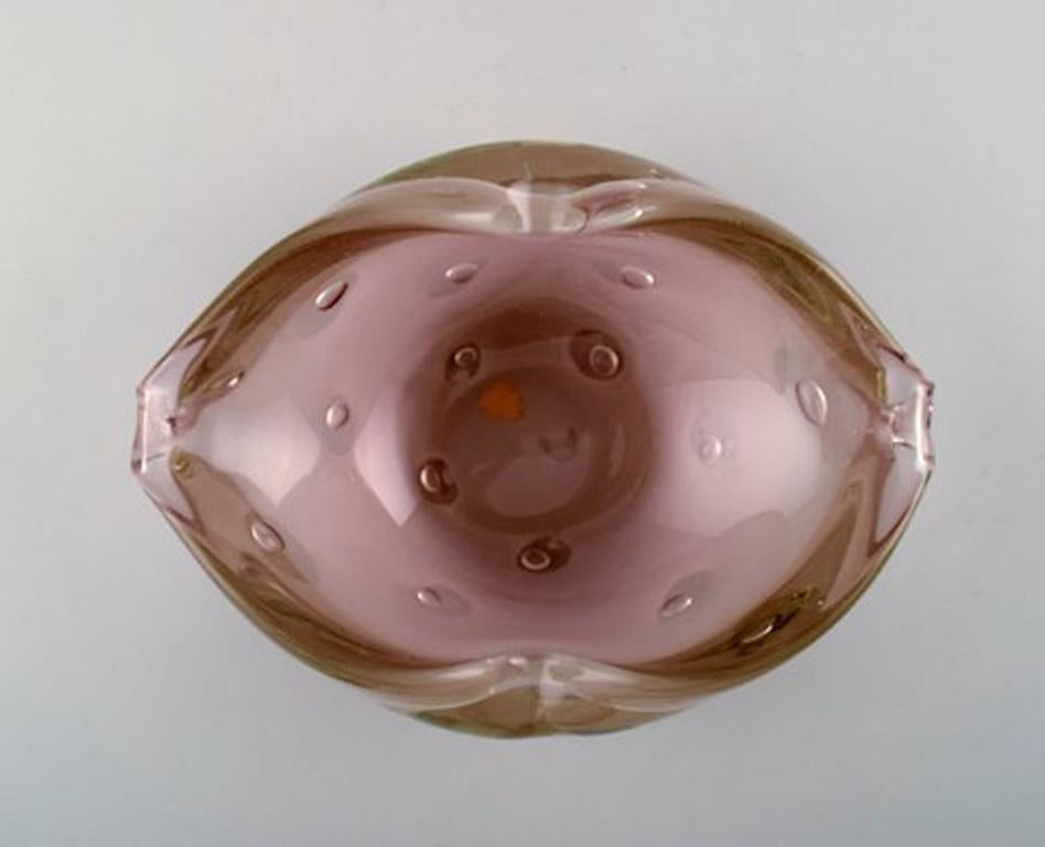 Murano, pink bowl in mouth blown art glass, 1960s.
Designed with bubbles in the glass mass.
In perfect condition.
Measures: 22 x 7.5 cm.
Murano sticker.