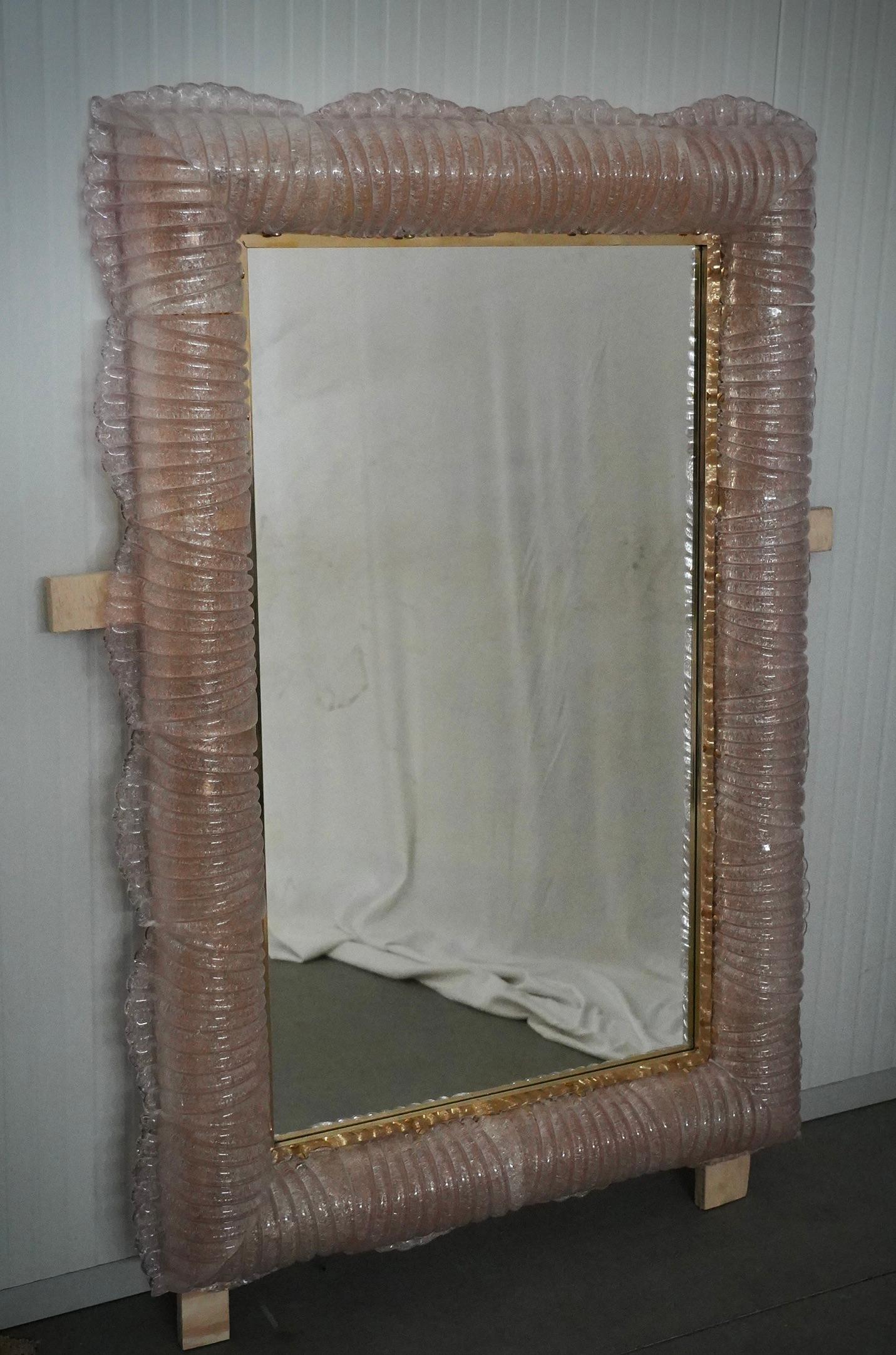 Laiton Miroir consol en verre de Murano de couleur rose et laiton éclairé, 2020 en vente