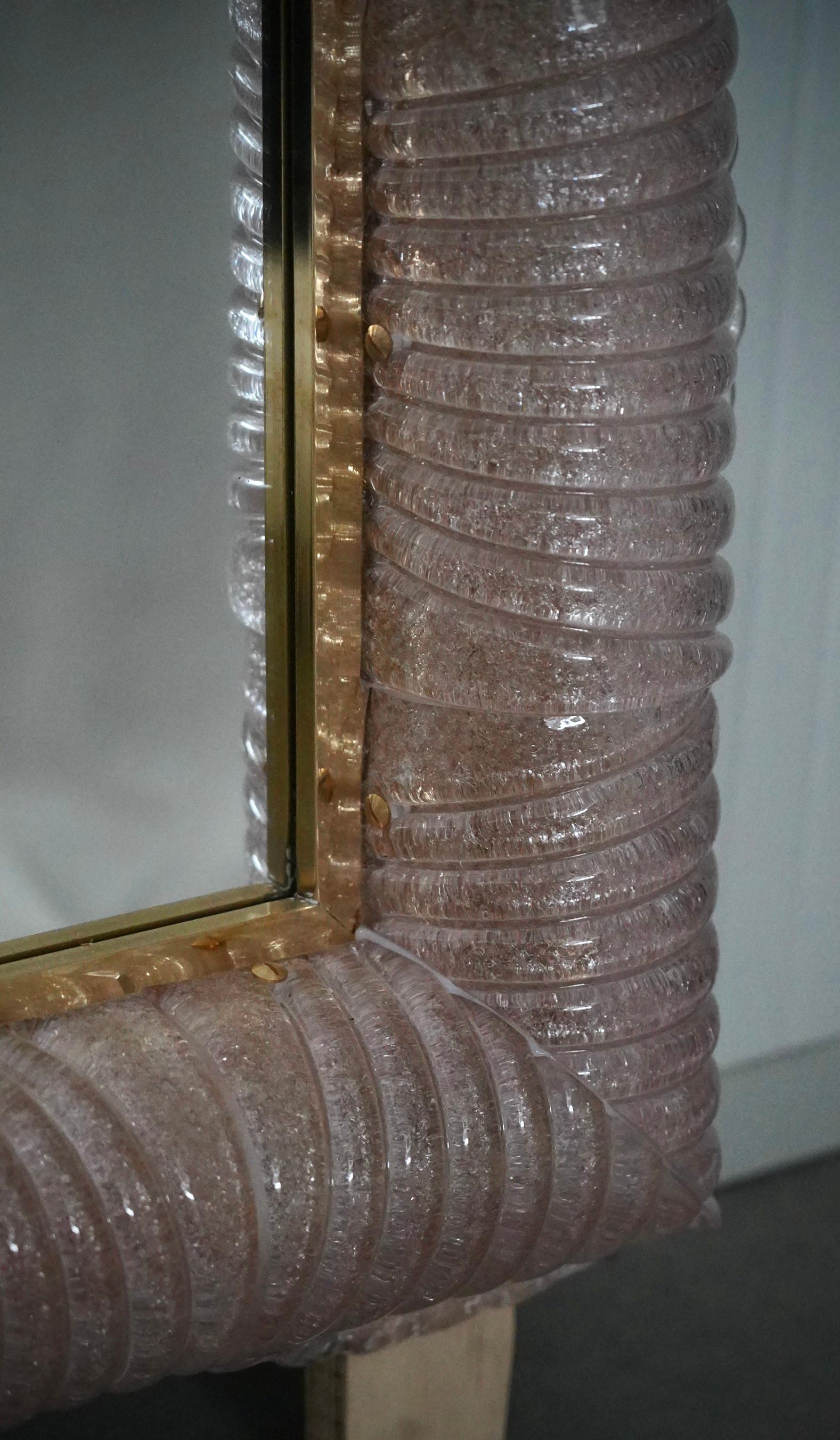 Miroir consol en verre de Murano de couleur rose et laiton éclairé, 2020 en vente 1