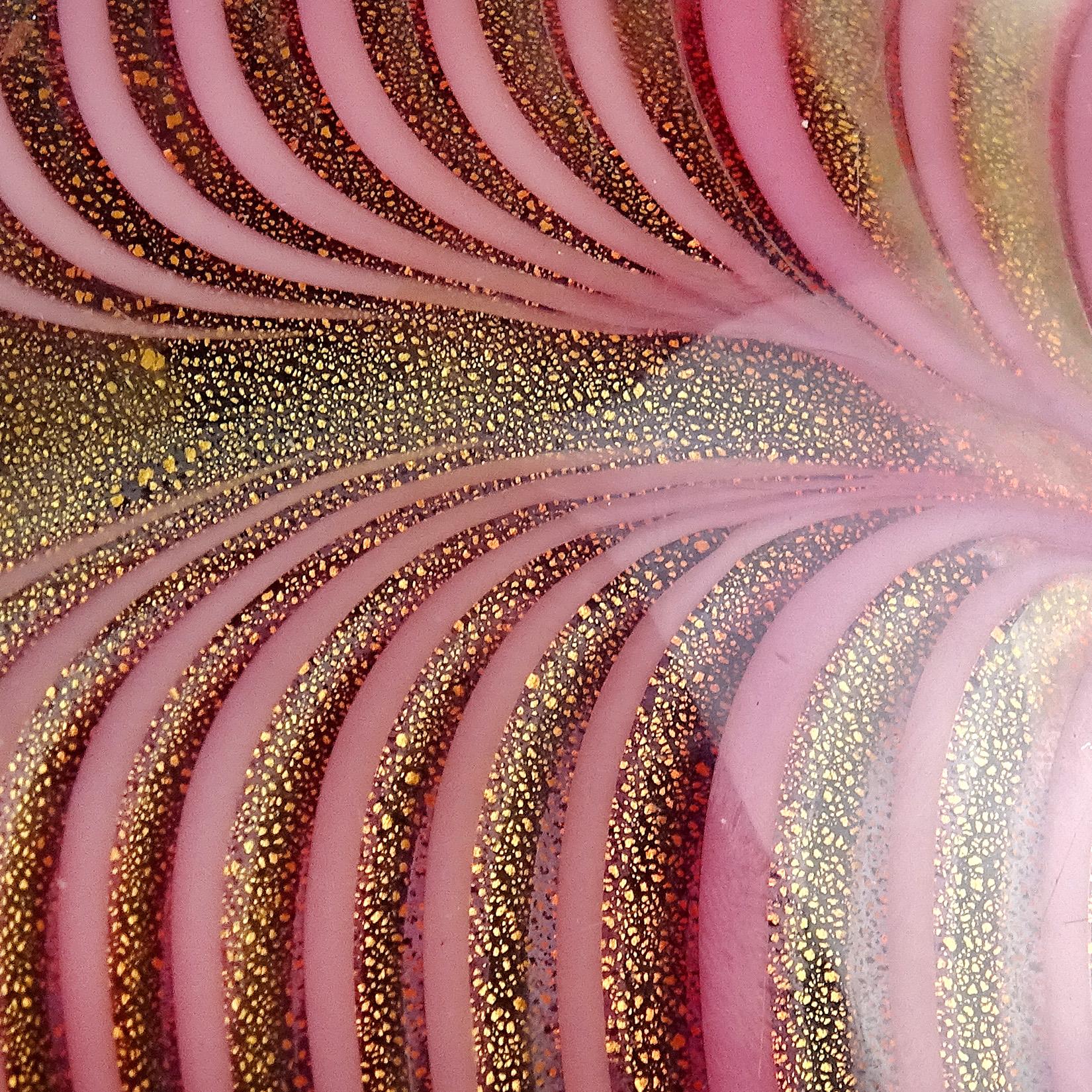 Bol en forme de feuille en verre d'art italien de Murano rose Fenicio avec plumes tirées et mouchetures dorées Bon état - En vente à Kissimmee, FL