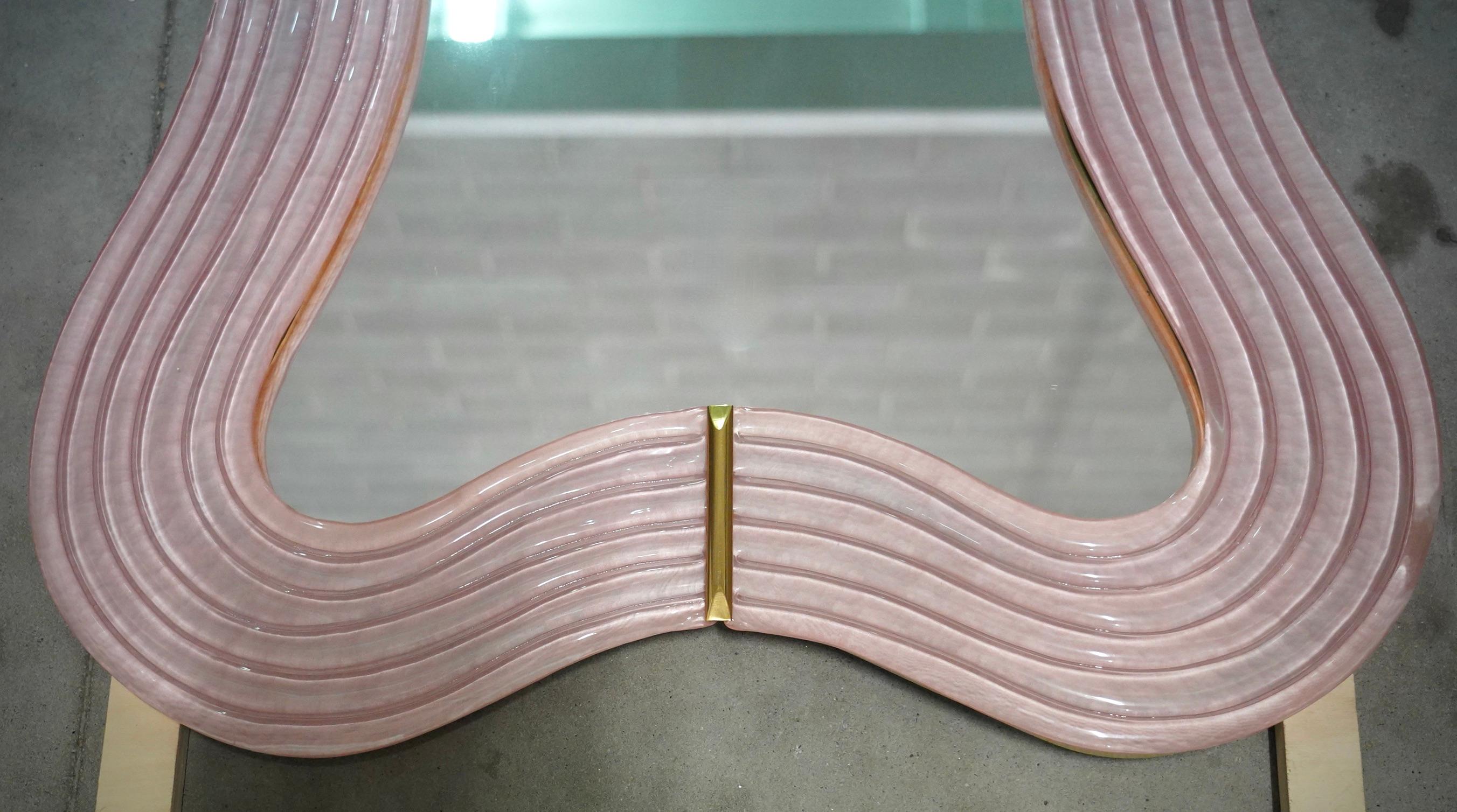 Italiano Specchio da parete con console in vetro rosa e ottone di Murano, 1990 in vendita
