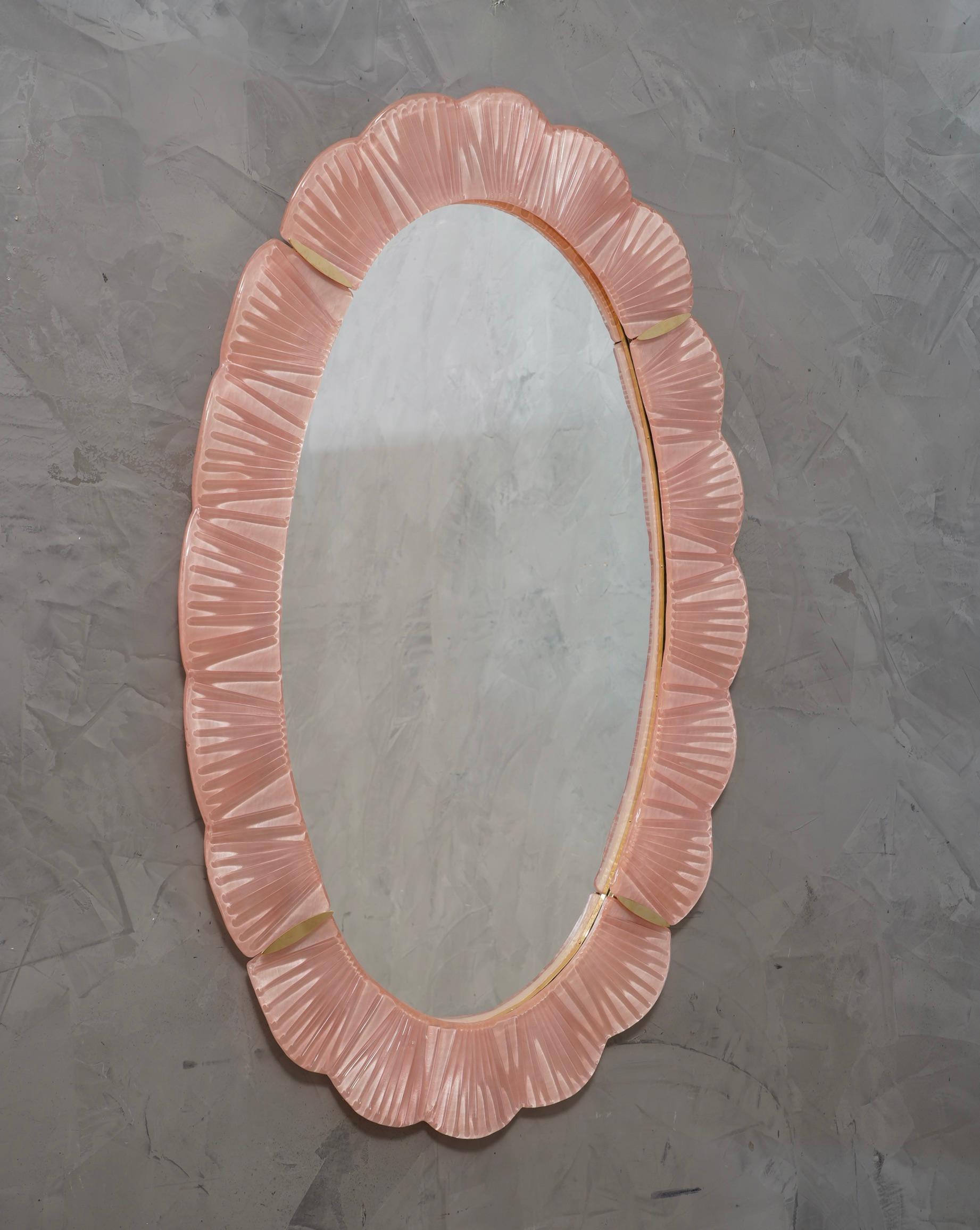 Atemberaubende Spiegel in leuchtend rosa Farbe Murano-Glas, Venedig. Ein Spiegel, der allein Ihr Zuhause einrichtet.

Der Spiegel hat eine Rückwand aus Holz, auf der vier Murano-Glasscheiben montiert sind, die wie auf dem Foto ein Oval bilden. Der