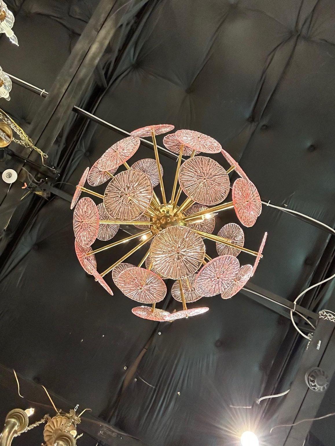 Ottone Lampadario a disco Sputnik in vetro rosa di Murano in vendita