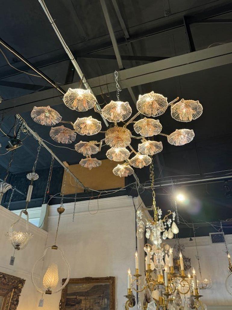 Lustre moderne en verre rose de Murano et fleurs en laiton. Le lustre a été recâblé par des professionnels et est livré avec une chaîne et un baldaquin assortis. Il est prêt à être suspendu ! Parfait pour les designs transitionnels d'aujourd'hui !
