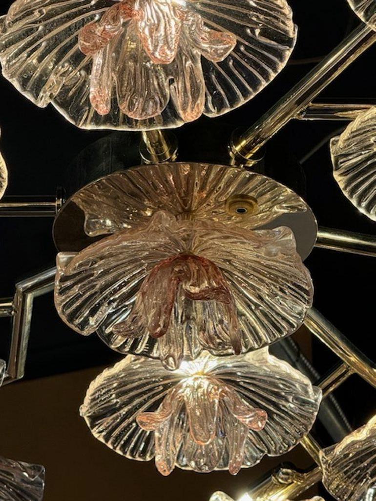 Laiton Plafonnier à fleurs en verre rose de Murano en vente