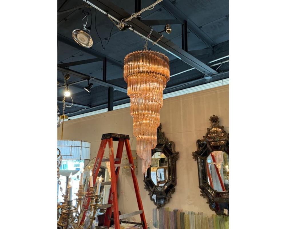 Magnifique lustre moderne en spirale en verre rose de Murano. Vers 2000. Le lustre a été recâblé par des professionnels et est livré avec une chaîne et un baldaquin assortis. Il est prêt à être suspendu !