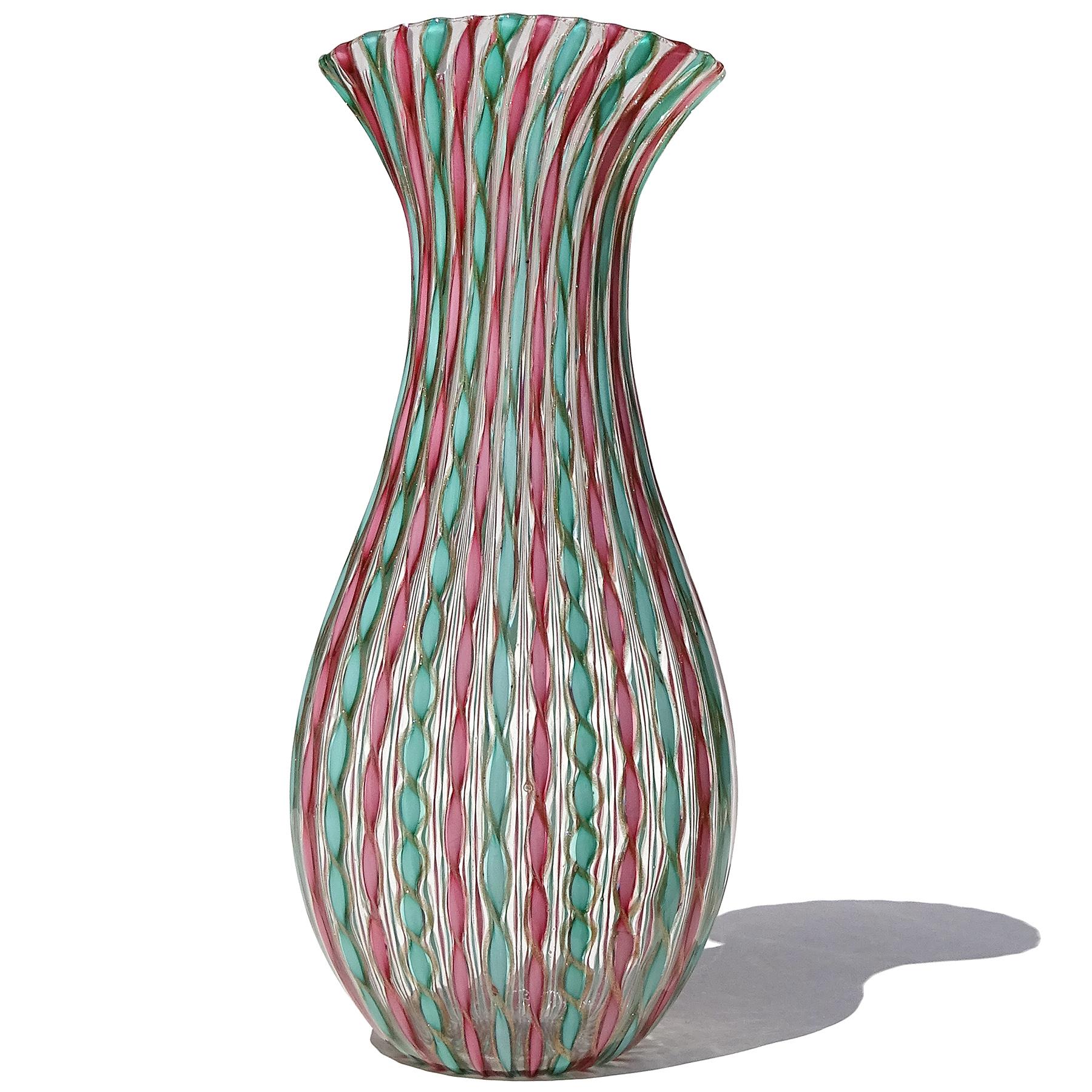 Magnifique vase à fleurs en verre d'art italien de Murano soufflé à la main en vert sarcelle, rose et rubans torsadés cuivrés. Créé à la manière de la société Fratelli Toso, et du designer Dino Martens. Le vase présente un motif alternant des rubans