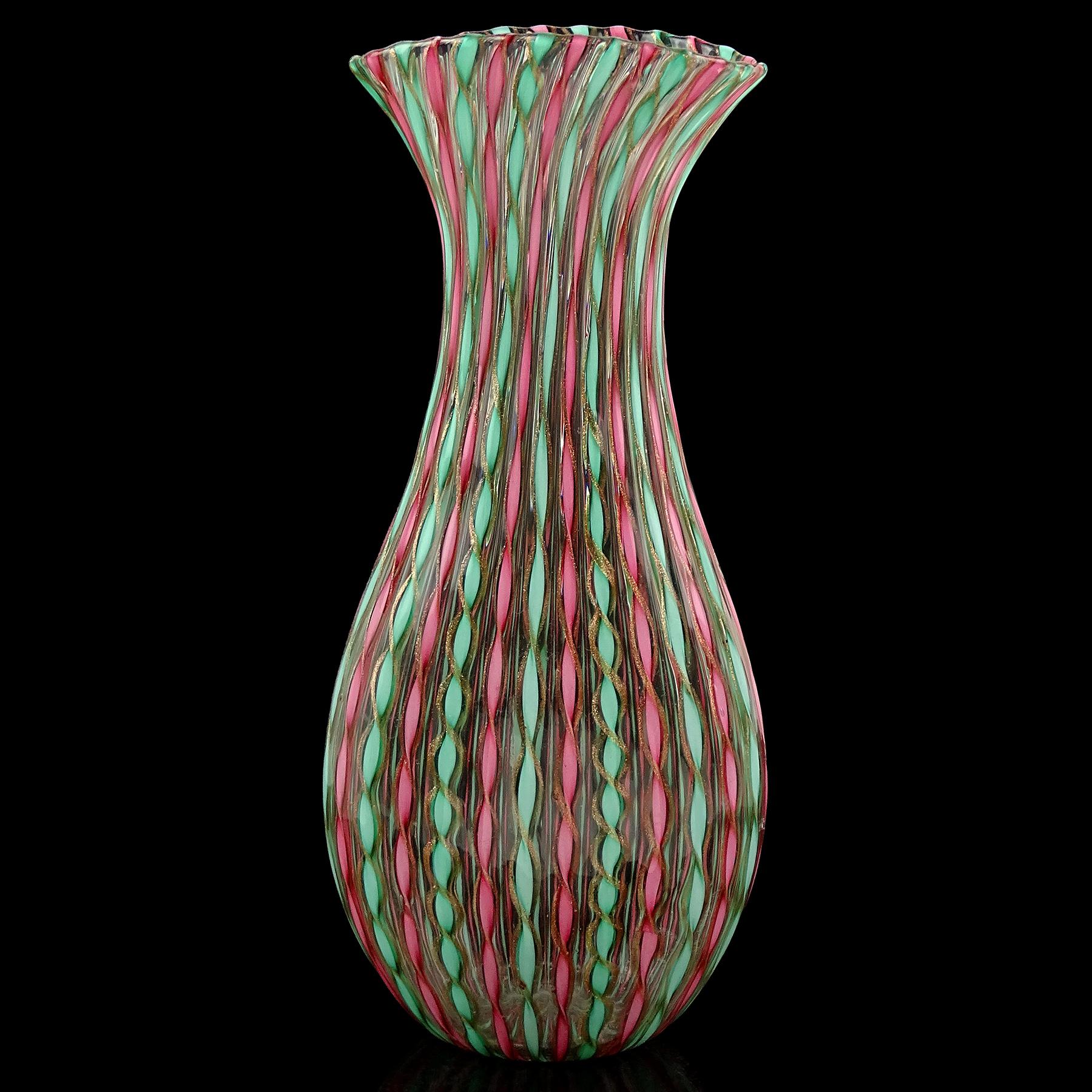 Mid-Century Modern Vase à fleurs italien du milieu du siècle dernier en verre d'art de Murano rose, vert et rubans d'aventurine en vente