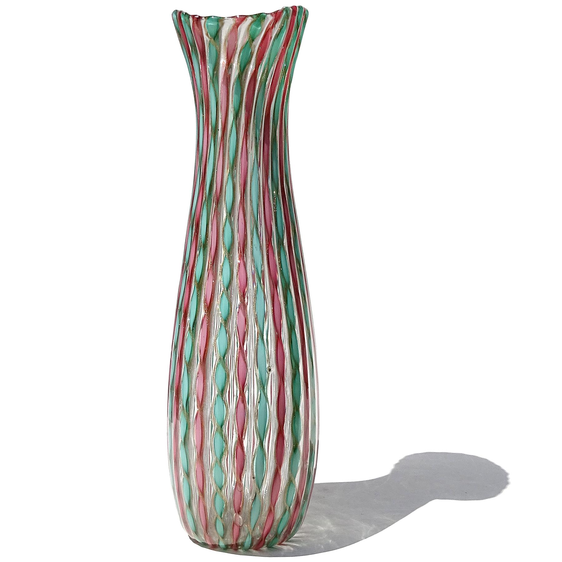 Fait main Vase à fleurs italien du milieu du siècle dernier en verre d'art de Murano rose, vert et rubans d'aventurine en vente