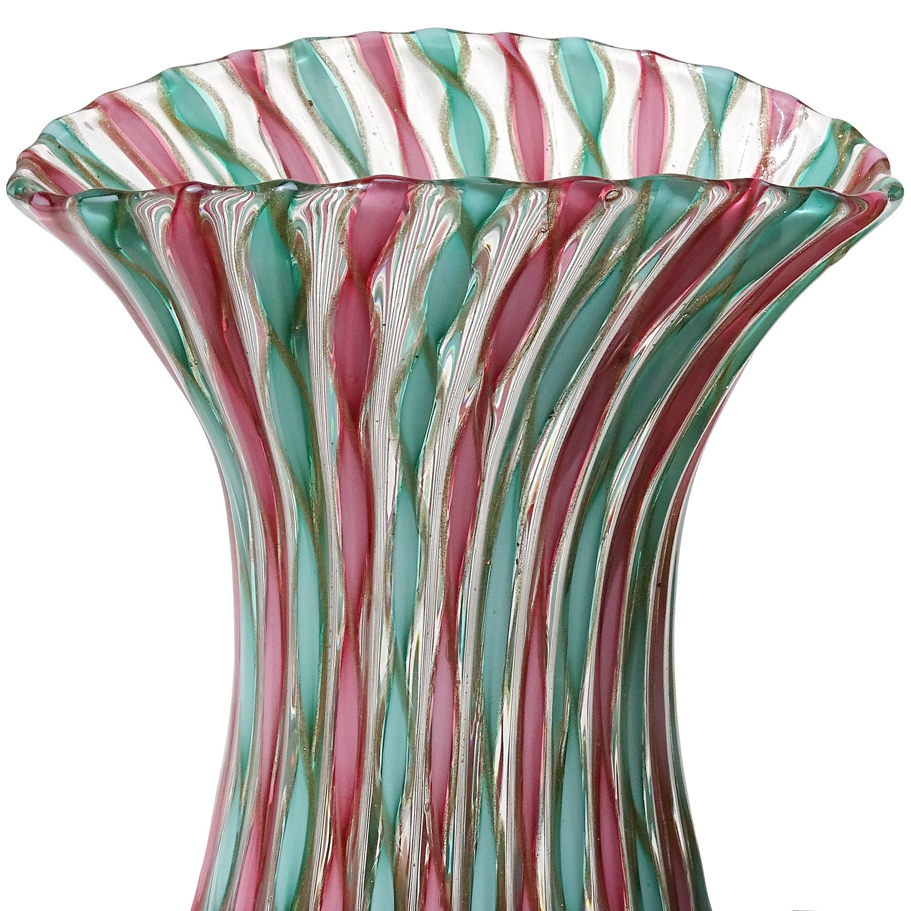 Vase à fleurs italien du milieu du siècle dernier en verre d'art de Murano rose, vert et rubans d'aventurine Bon état - En vente à Kissimmee, FL