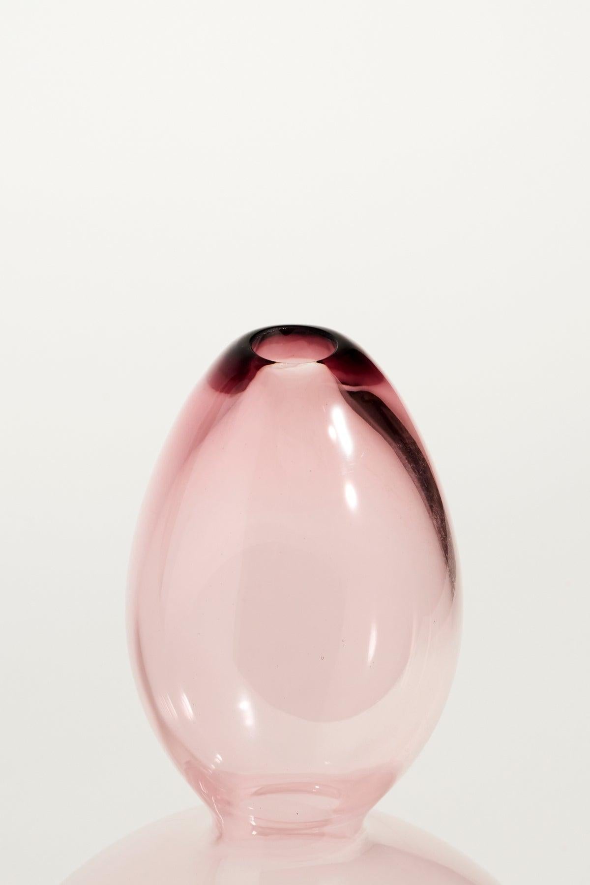 Murano Pink Hourglass Vase In Excellent Condition In New York, NY