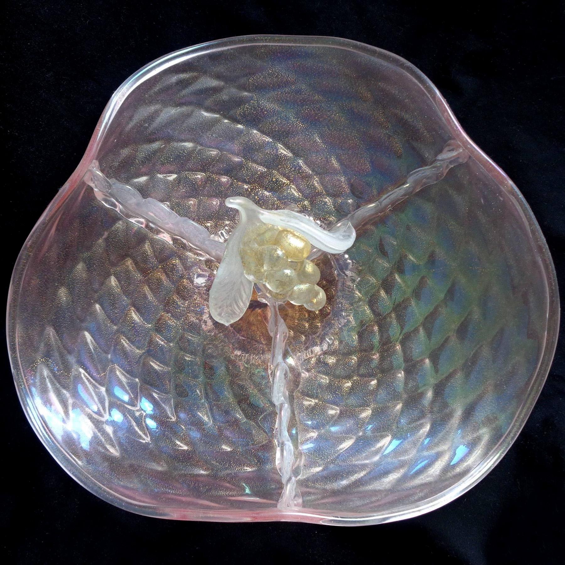 Precioso cuenco/bandeja vintage de Murano soplado a mano de color rosa claro transparente, iridiscente y con superficie acolchada de diamantes, de vidrio artístico italiano seccionado para servir. El cuenco tiene vidrio opalescente en los bordes