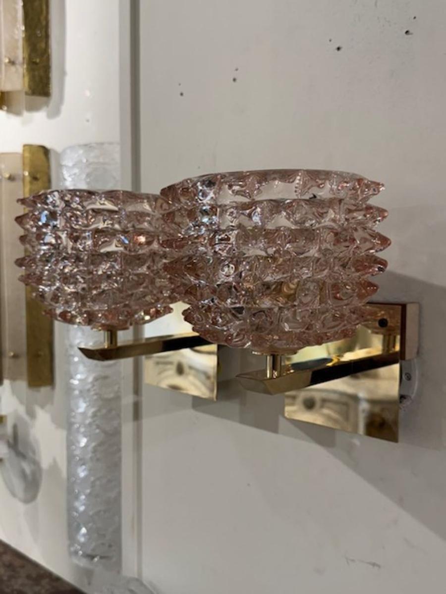 Pareja de apliques modernos de Murano en forma de copa de cristal rostri rosa y latón. Estos apliques son perfectos para añadir luz y textura a un tocador, dormitorio o salón. 7an x 8d x 9h 