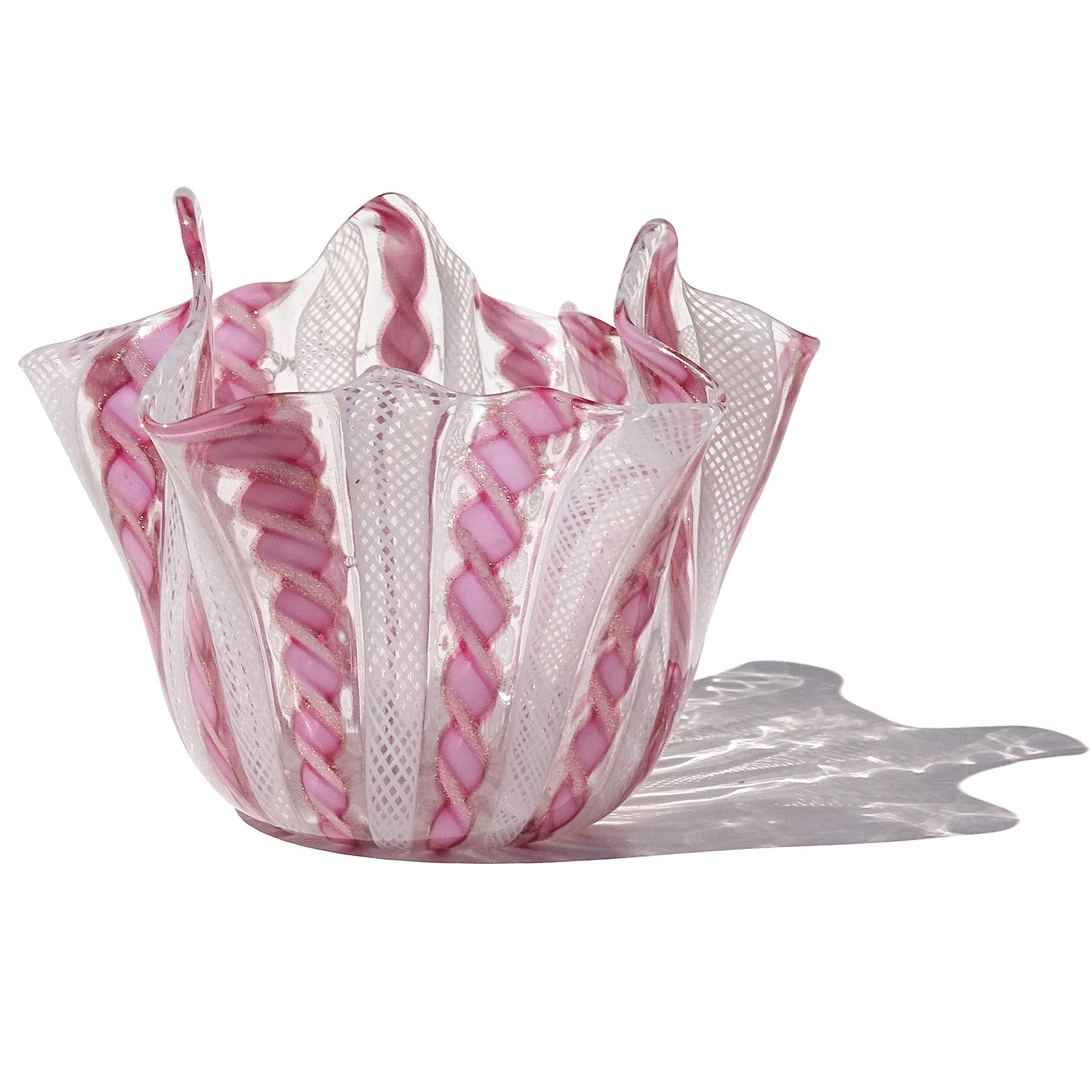 Bellissimo vaso vintage di Murano soffiato a mano in vetro artistico rosa, avventurina e bianco. Attribuito all'azienda Fratelli Toso. Nello stile dei vasi di Venini. L'opera è realizzata con un motivo alternato di nastri Latticino a chiazze di