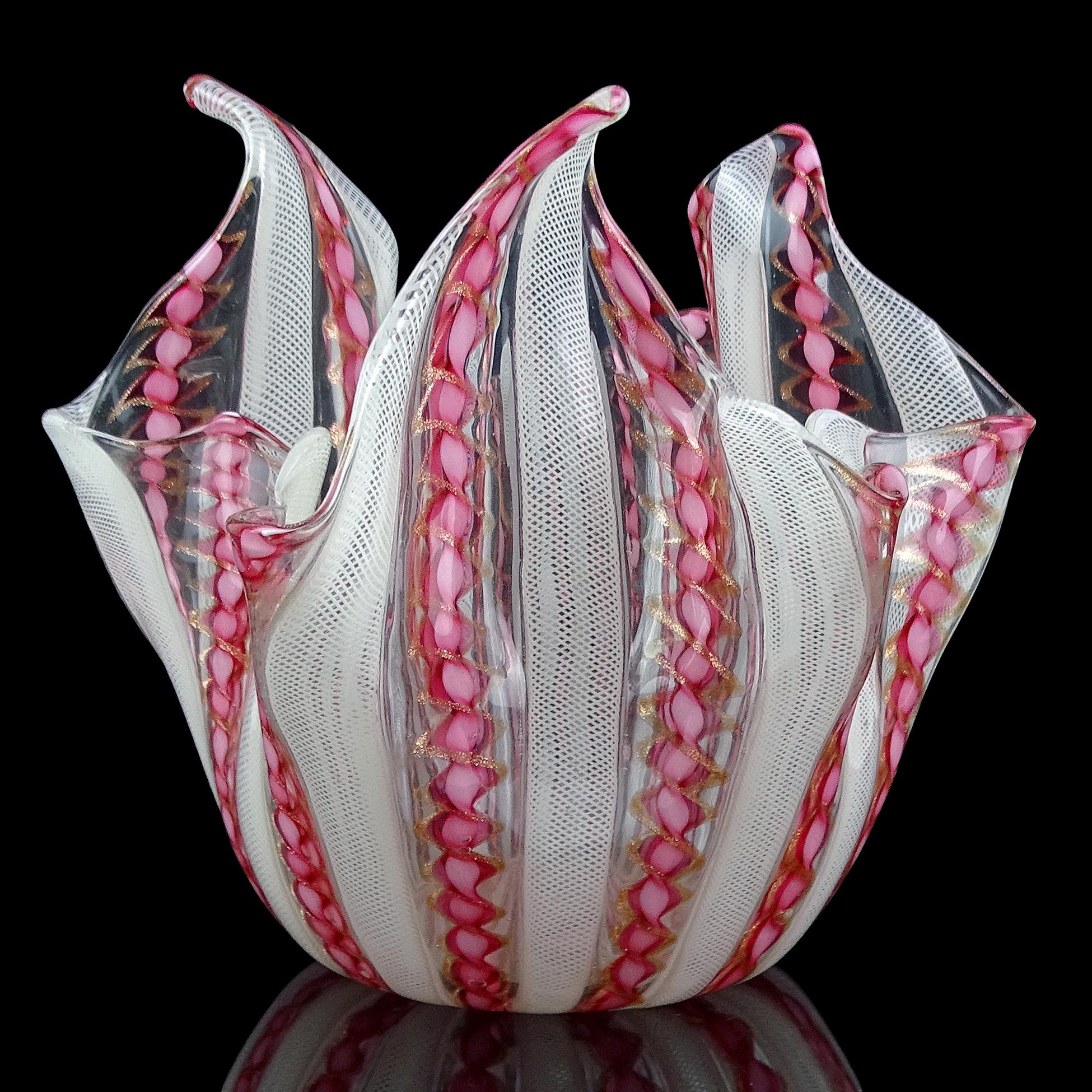 Bellissimo vaso vintage in vetro artistico italiano fazzoletto soffiato a mano di Murano, con avventurina di rame e nastri bianchi. Il pezzo è attribuito all'azienda Fratelli Toso, con pezzi simili pubblicati in libri. Realizzato nello stile dei