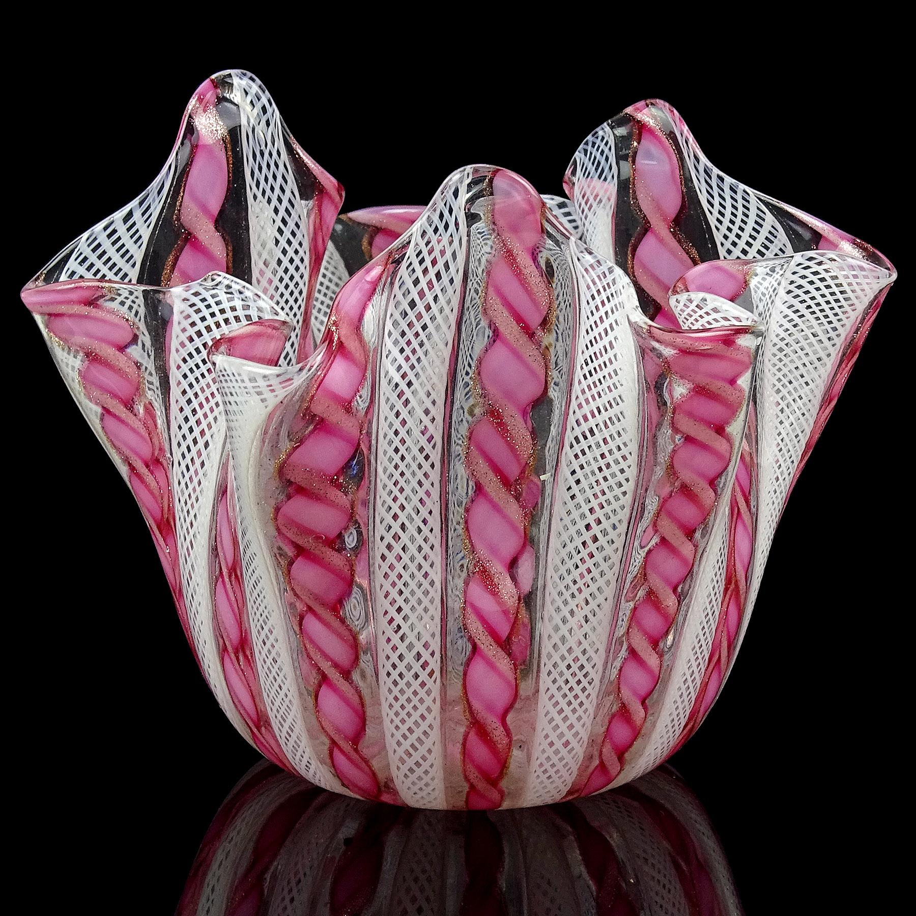 Mid-Century moderno Vaso Fazzoletto in vetro artistico italiano di Murano rosa bianco a fiocchi di avventurina in vendita