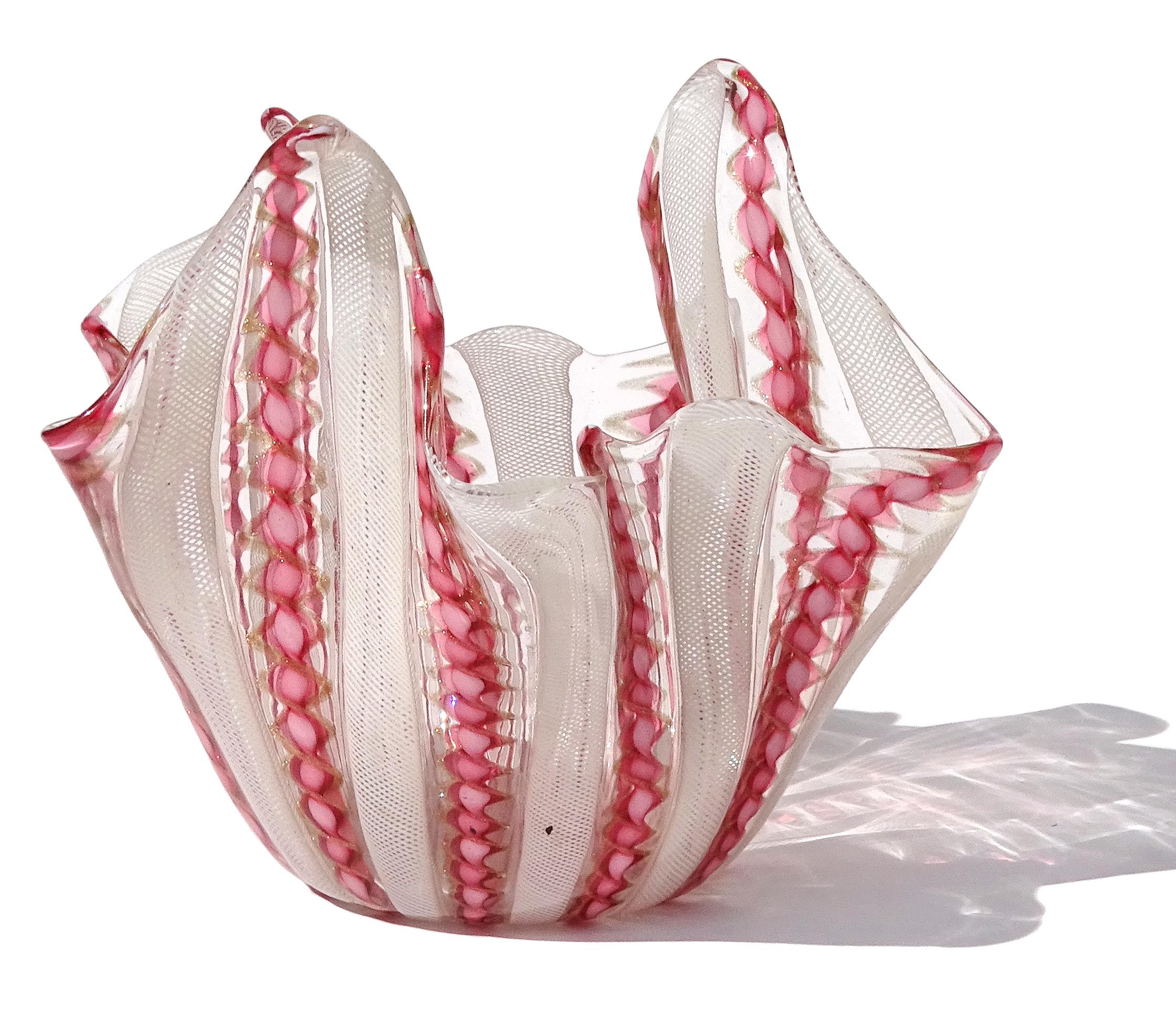 Mid-Century moderno Vaso Fazzoletto in vetro artistico italiano di Murano rosa bianco a fiocchi di avventurina in vendita