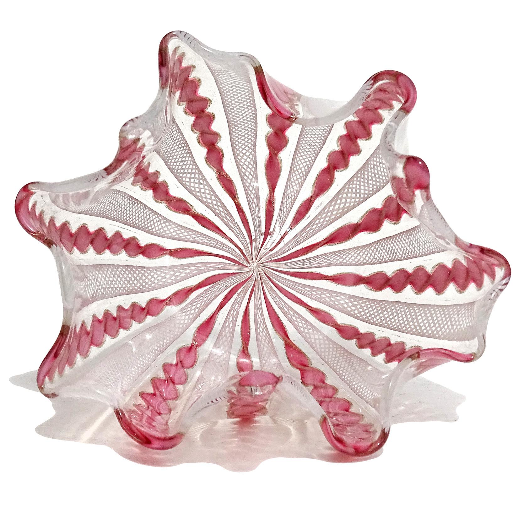 Fait main Vase Fazzoletto en verre d'art italien de Murano rose, blanc, mouchetures d'aventurine et rubans en vente