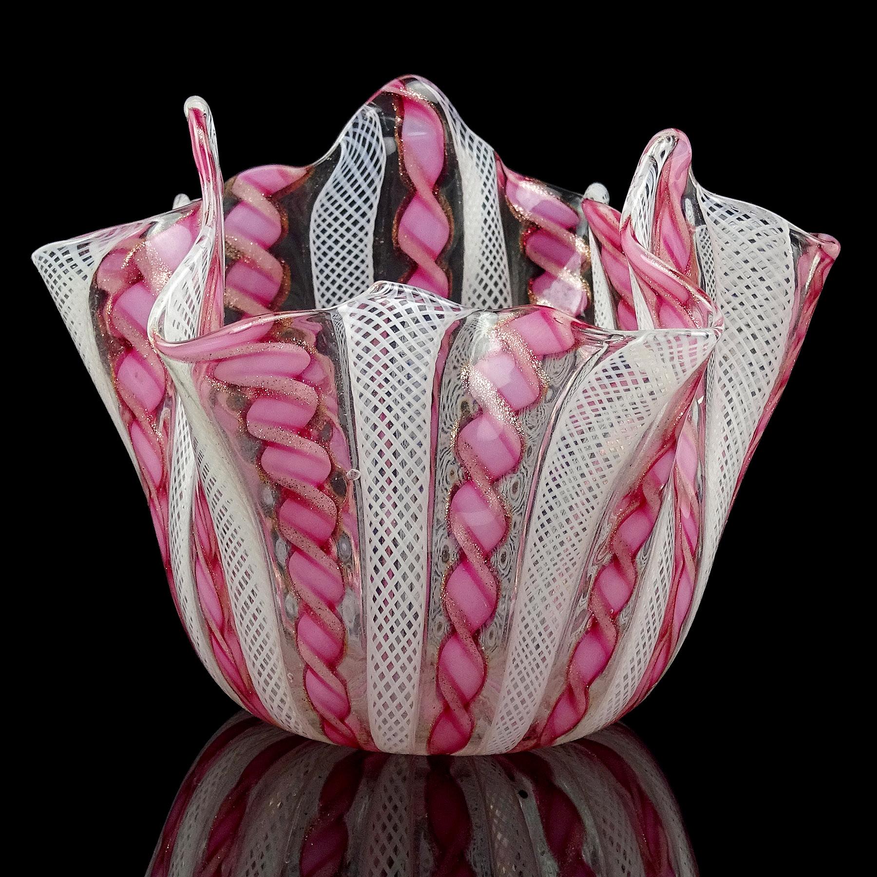 Italiano Vaso Fazzoletto in vetro artistico italiano di Murano rosa bianco a fiocchi di avventurina in vendita