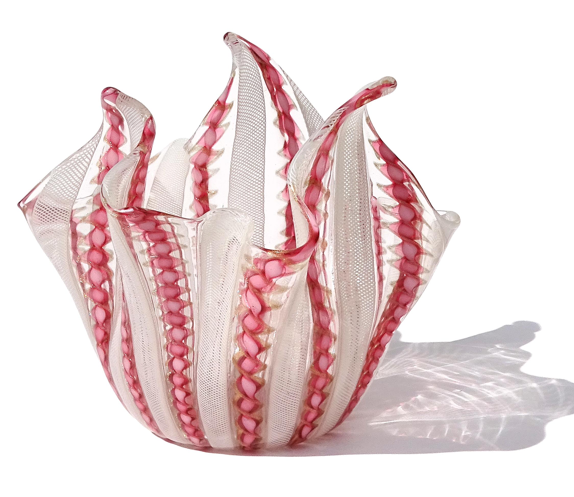 Italiano Vaso Fazzoletto in vetro artistico italiano di Murano rosa bianco a fiocchi di avventurina in vendita