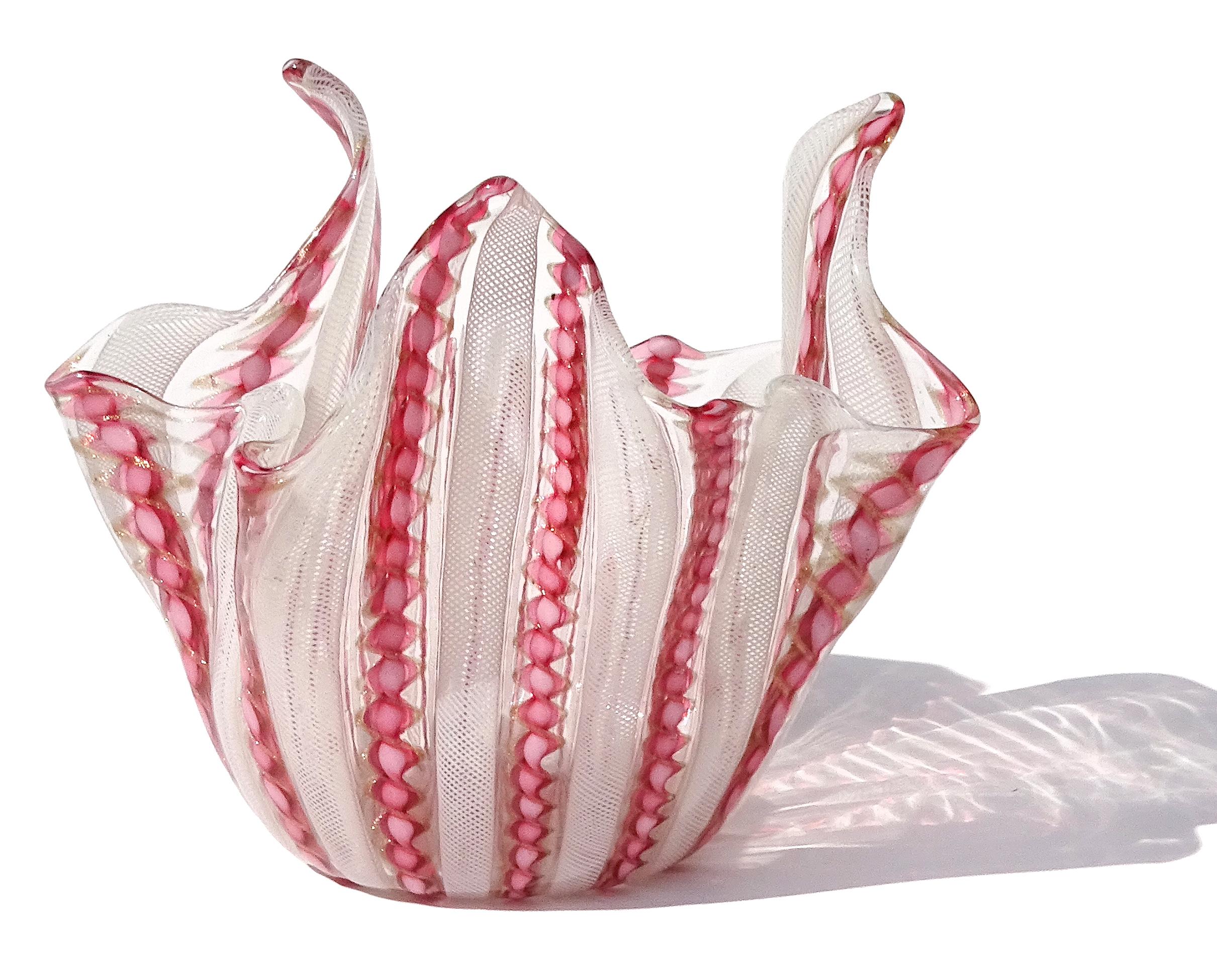 Fatto a mano Vaso Fazzoletto in vetro artistico italiano di Murano rosa bianco a fiocchi di avventurina in vendita