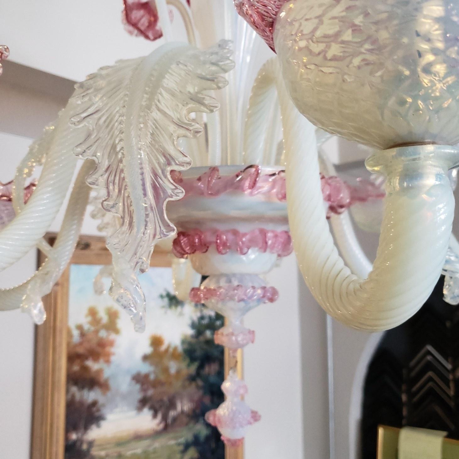 italien Lustre à 6 bras en verre opalin rose et blanc de Murano en vente