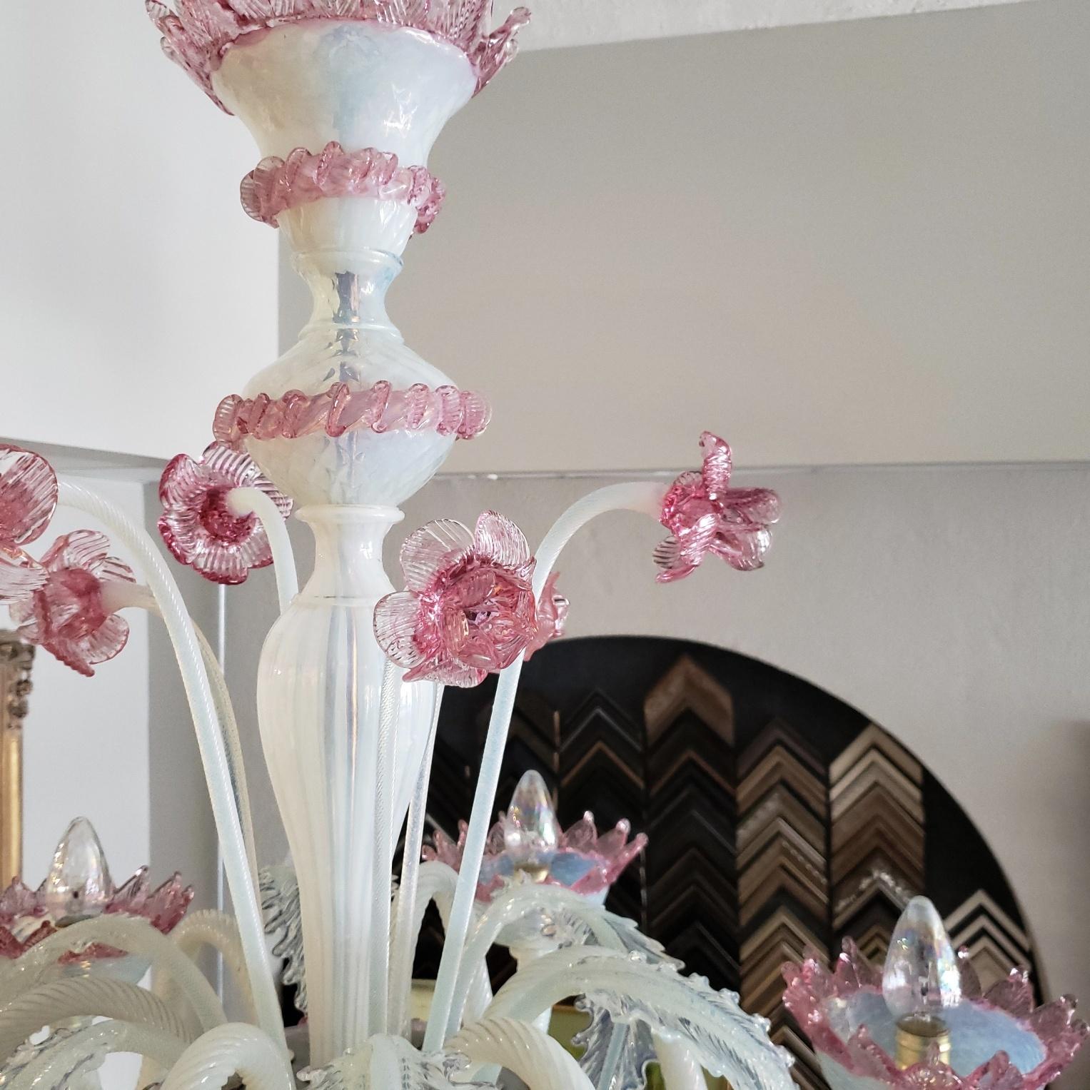 Lustre à 6 bras en verre opalin rose et blanc de Murano Bon état - En vente à New York, NY